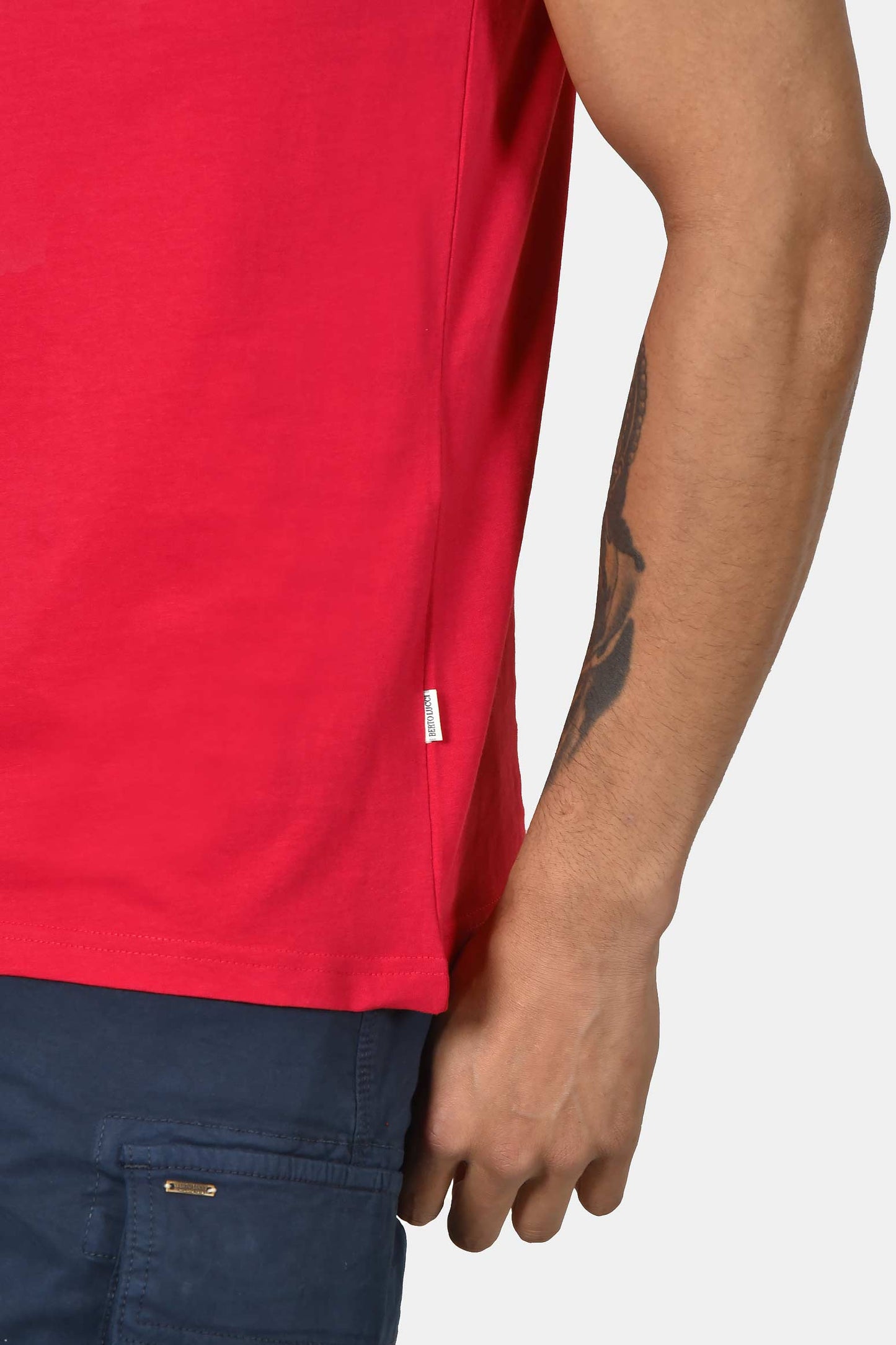 ανδρικό-t-shirt-normal-fit-από-100%-βαμβάκι-με-καθαρή-minimal-γραμμή