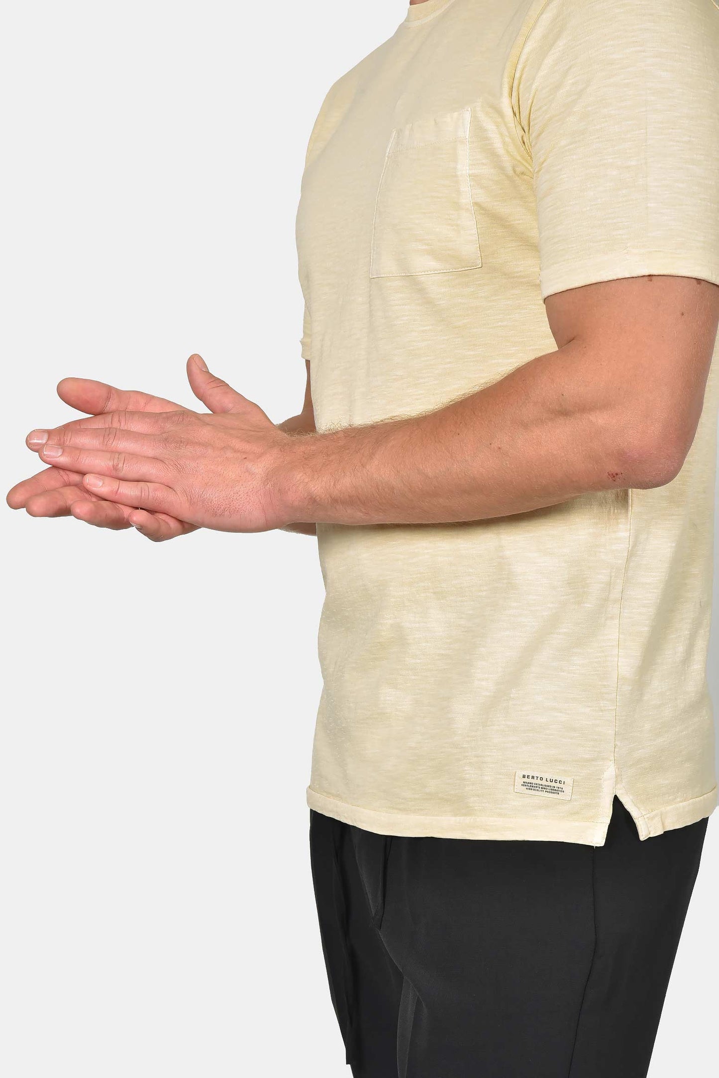 ανδρικό-t-shirt-normal-fit-από-100-βαμβάκι-με-τσέπη-στήθους