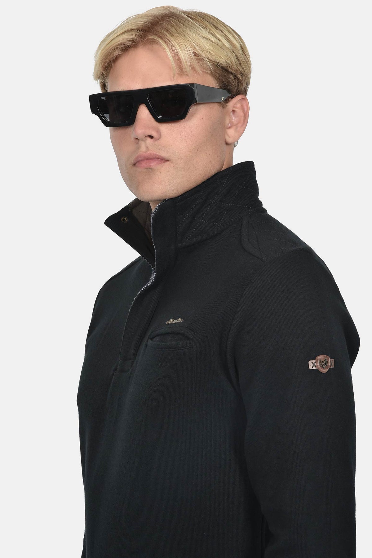 ανδρική-μπλούζα-φούτερ-half-zip-normal-fit-με-όρθιο-γιακά-&-κεντημένο-σήμα