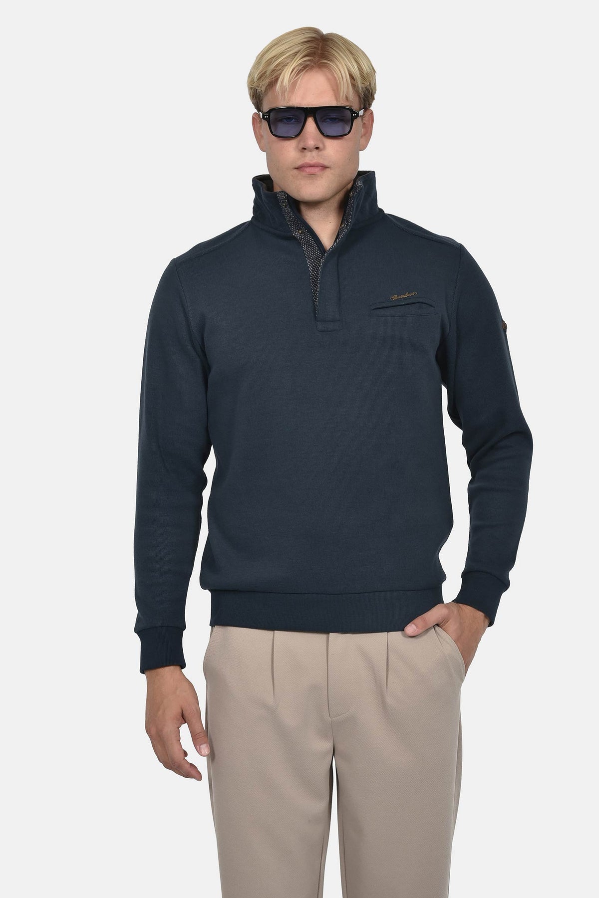 ανδρική-μπλούζα-φούτερ-half-zip-normal-fit-με-όρθιο-γιακά-&-κεντημένο-σήμα