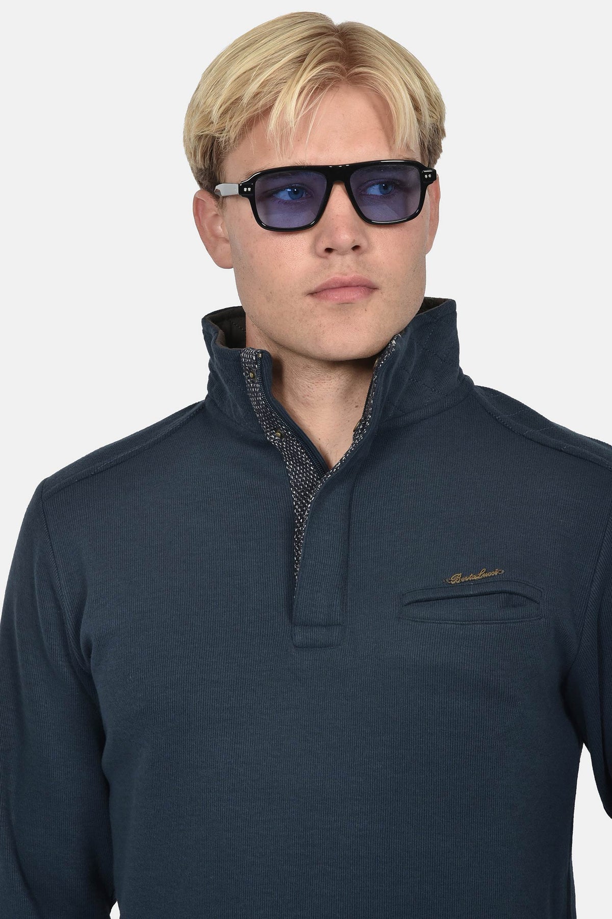 ανδρική-μπλούζα-φούτερ-half-zip-normal-fit-με-όρθιο-γιακά-&-κεντημένο-σήμα