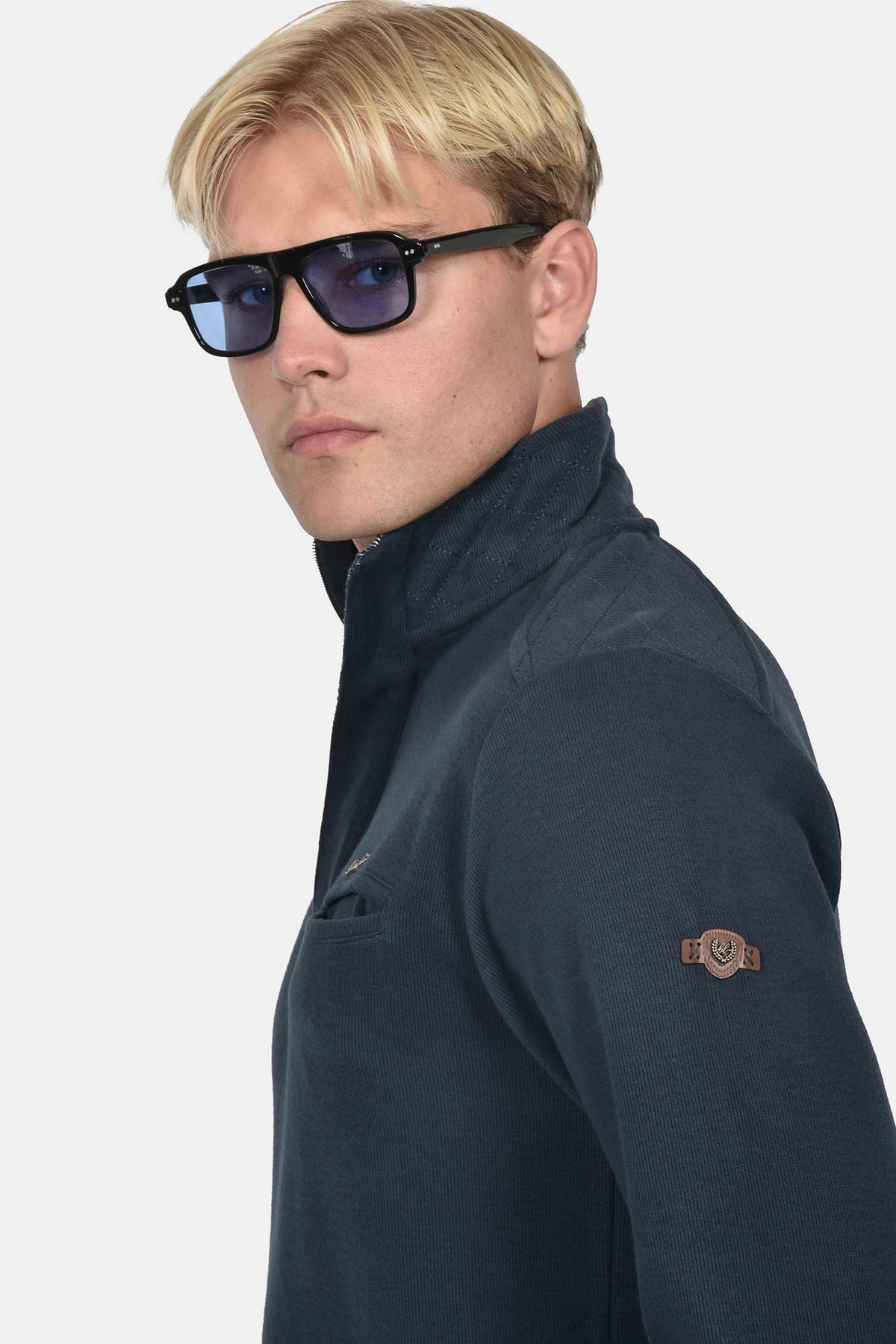 ανδρική-μπλούζα-φούτερ-half-zip-normal-fit-με-όρθιο-γιακά-&-κεντημένο-σήμα