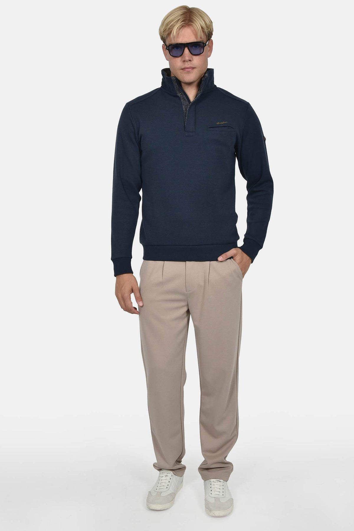 ανδρική-μπλούζα-φούτερ-half-zip-normal-fit-με-όρθιο-γιακά-&-κεντημένο-σήμα