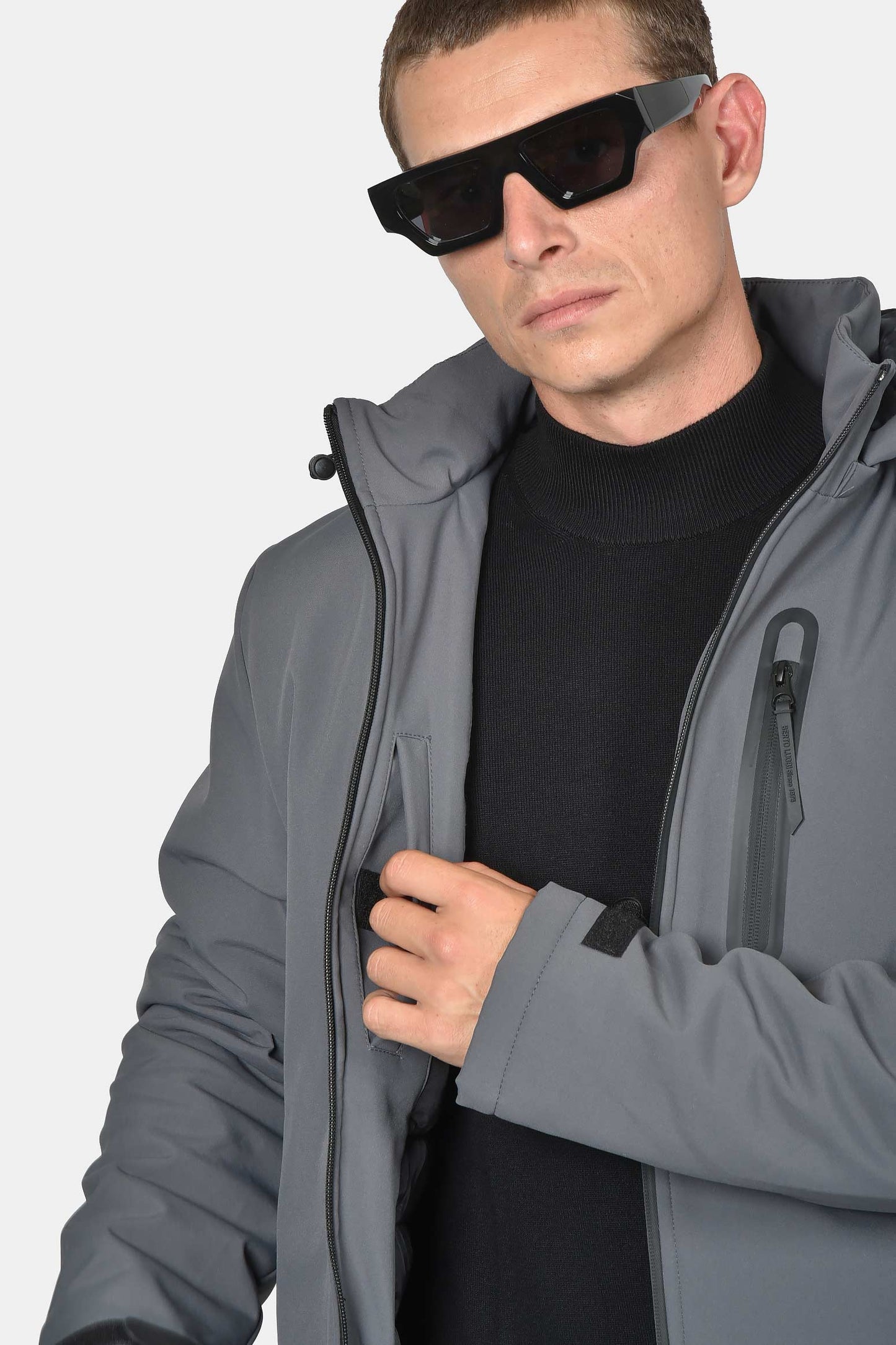 ανδρικό-μπουφάν-normal-fit-με-κουκούλα-και-φερμουάρ