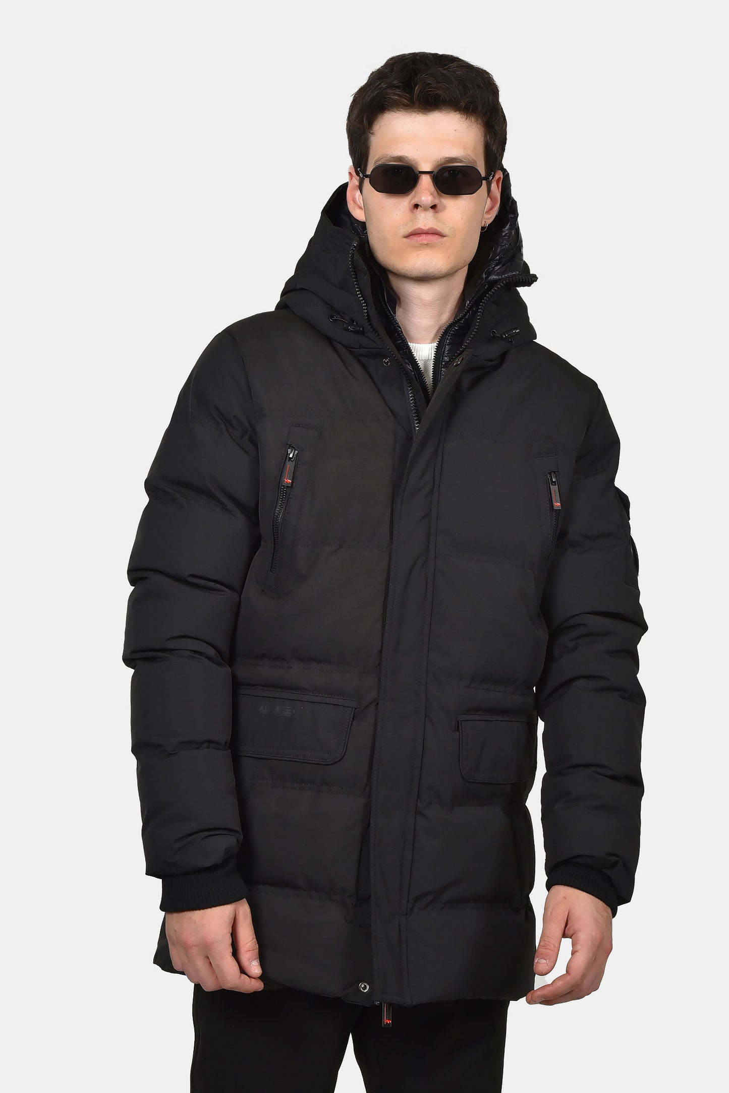 ανδρικό-μακρύ-καπιτονέ-μπουφάν-normal-fit-με-κουκούλα-και-πολλαπλές-τσέπες