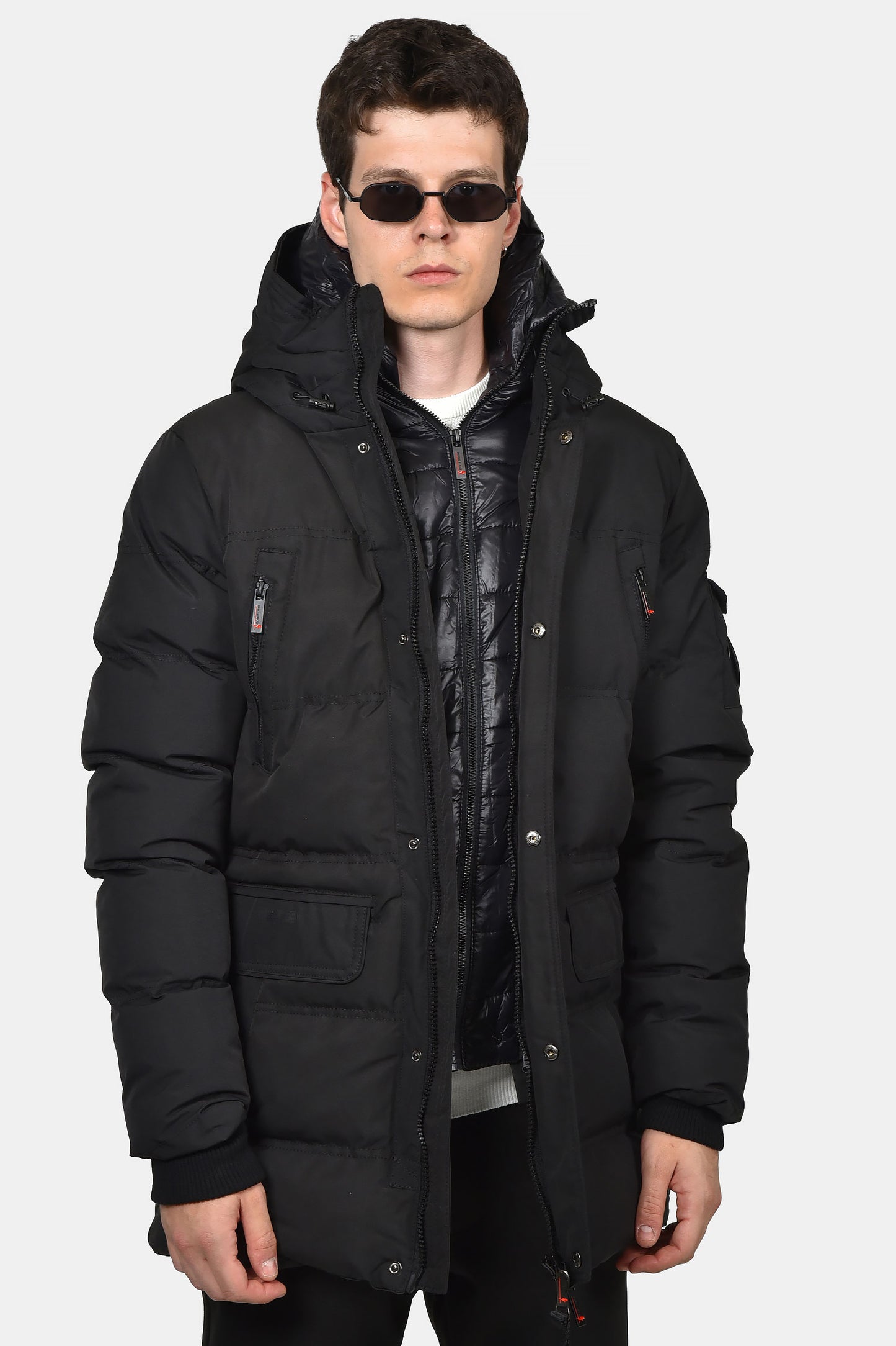 ανδρικό-μακρύ-καπιτονέ-μπουφάν-normal-fit-με-κουκούλα-και-πολλαπλές-τσέπες