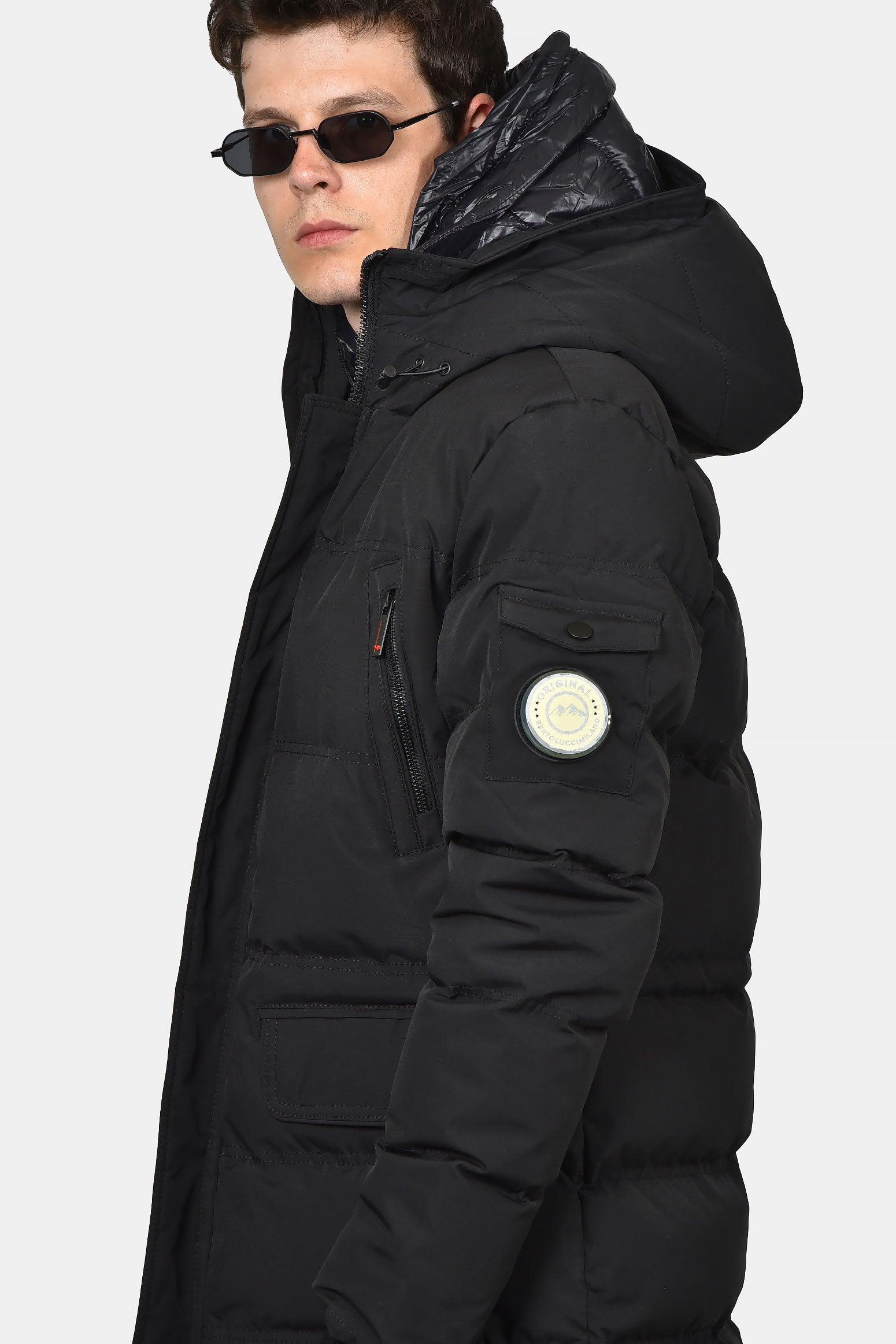 ανδρικό-μακρύ-καπιτονέ-μπουφάν-normal-fit-με-κουκούλα-και-πολλαπλές-τσέπες