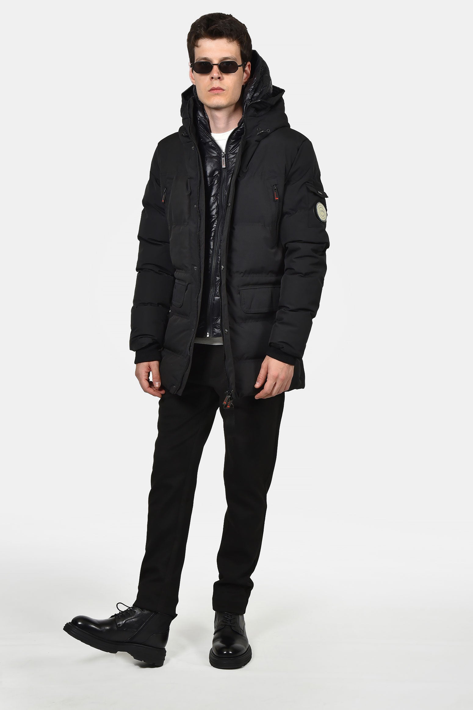 ανδρικό-μακρύ-καπιτονέ-μπουφάν-normal-fit-με-κουκούλα-και-πολλαπλές-τσέπες