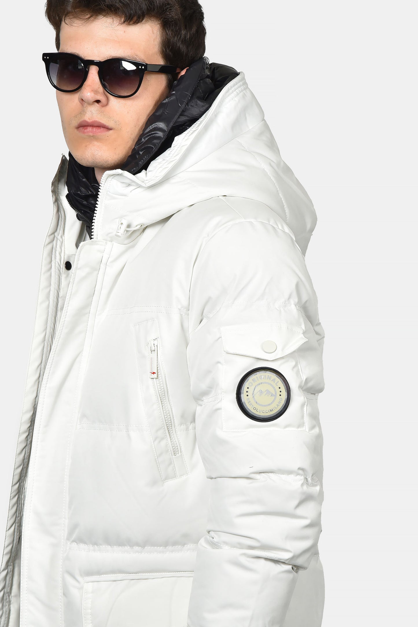 ανδρικό-μακρύ-καπιτονέ-μπουφάν-normal-fit-με-κουκούλα-και-πολλαπλές-τσέπες