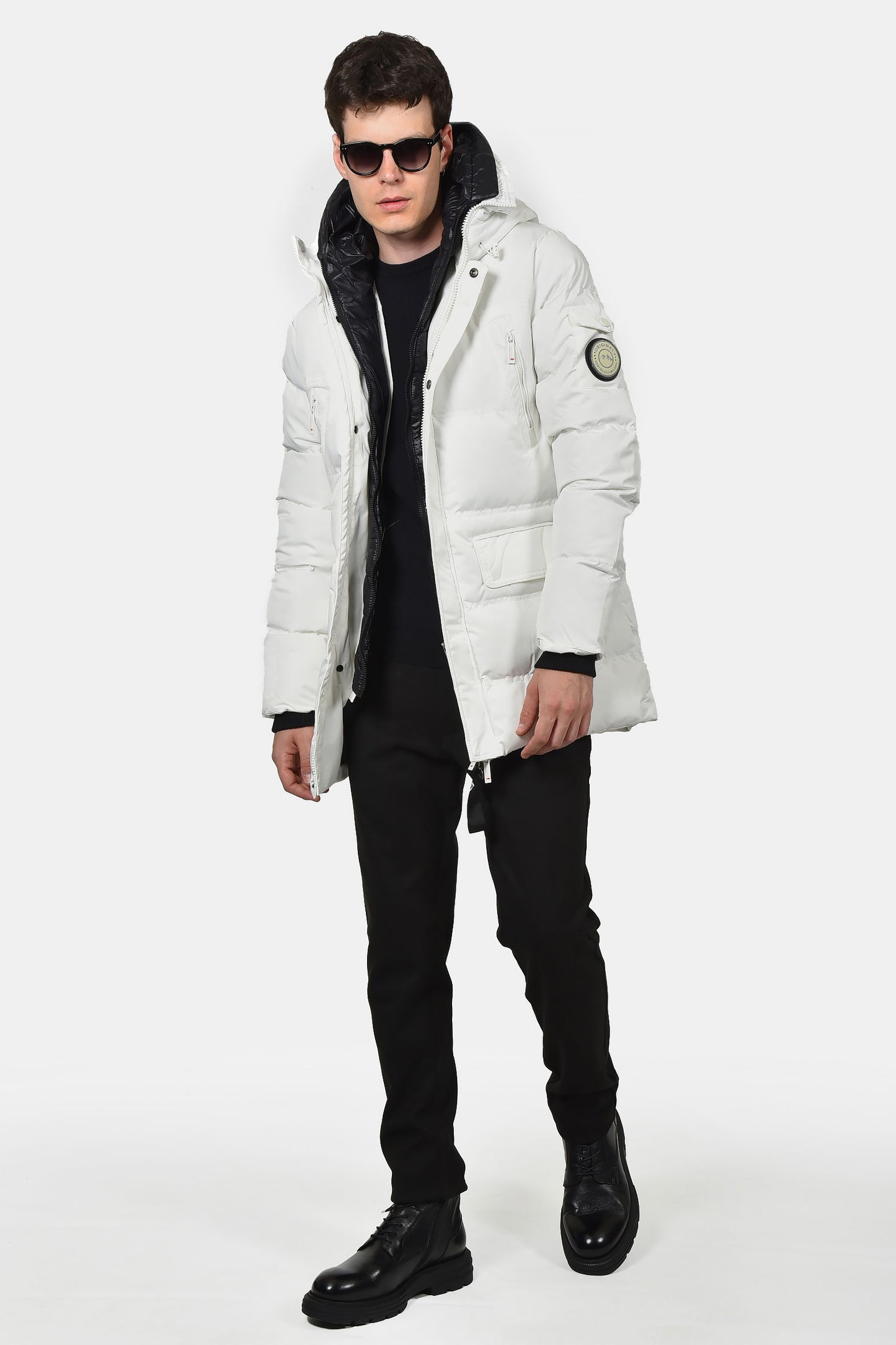 ανδρικό-μακρύ-καπιτονέ-μπουφάν-normal-fit-με-κουκούλα-και-πολλαπλές-τσέπες