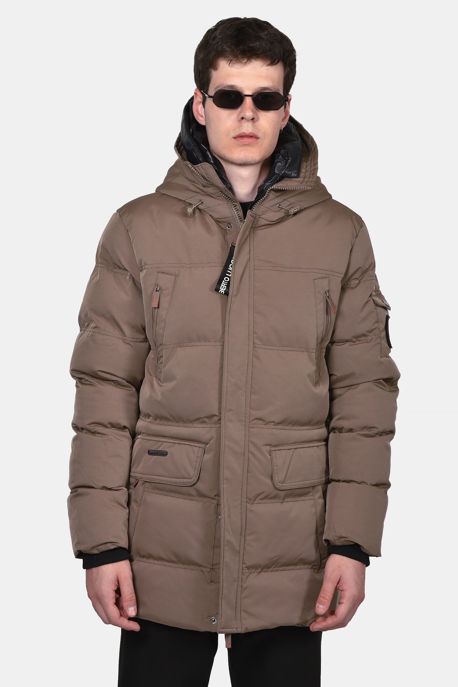 ανδρικό-μακρύ-καπιτονέ-μπουφάν-normal-fit-με-κουκούλα-και-πολλαπλές-τσέπες