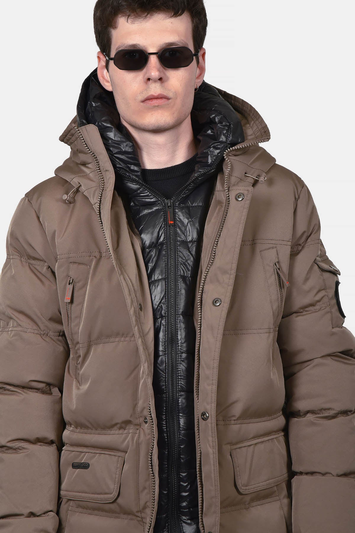 ανδρικό-μακρύ-καπιτονέ-μπουφάν-normal-fit-με-κουκούλα-και-πολλαπλές-τσέπες