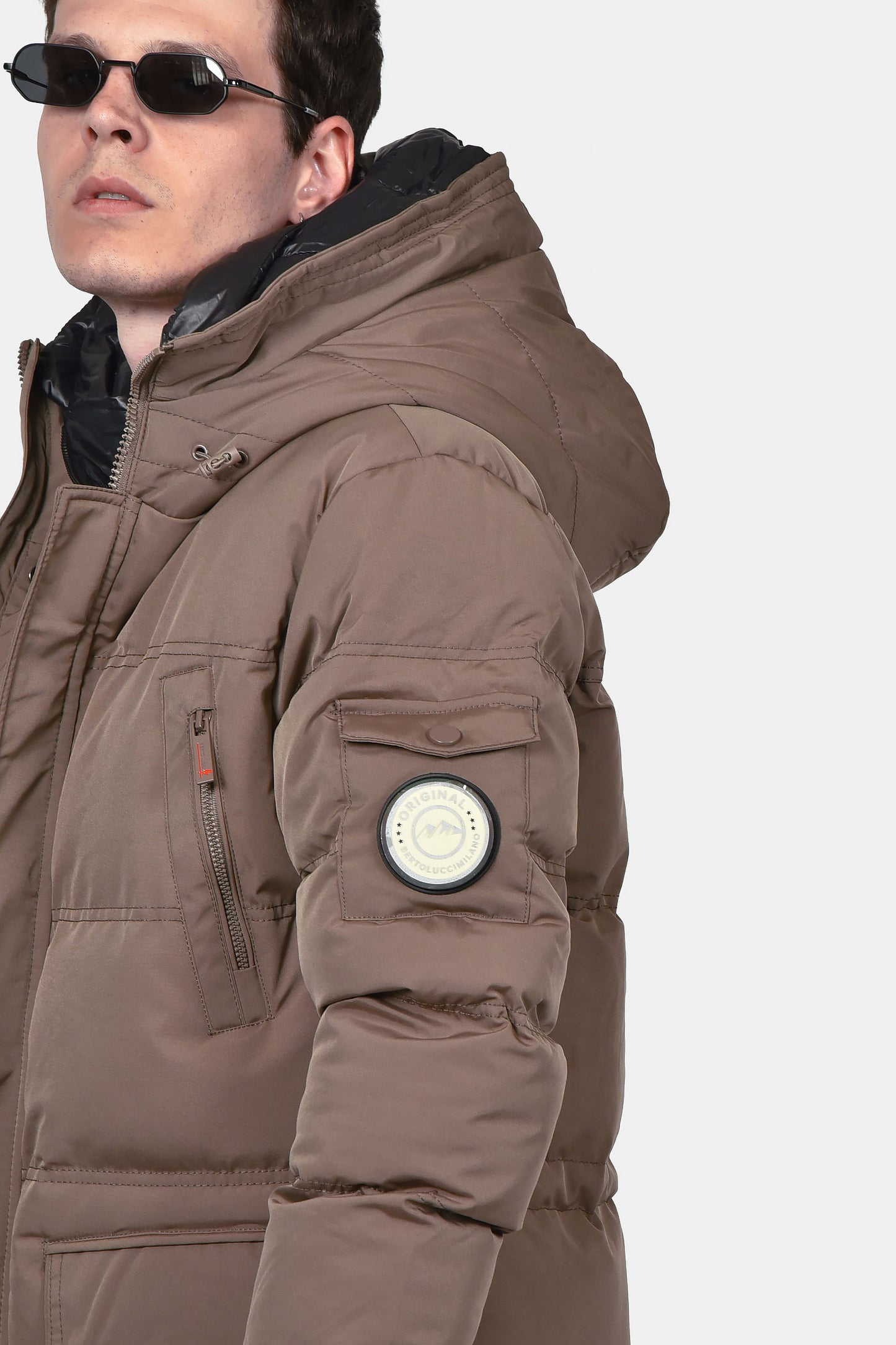 ανδρικό-μακρύ-καπιτονέ-μπουφάν-normal-fit-με-κουκούλα-και-πολλαπλές-τσέπες