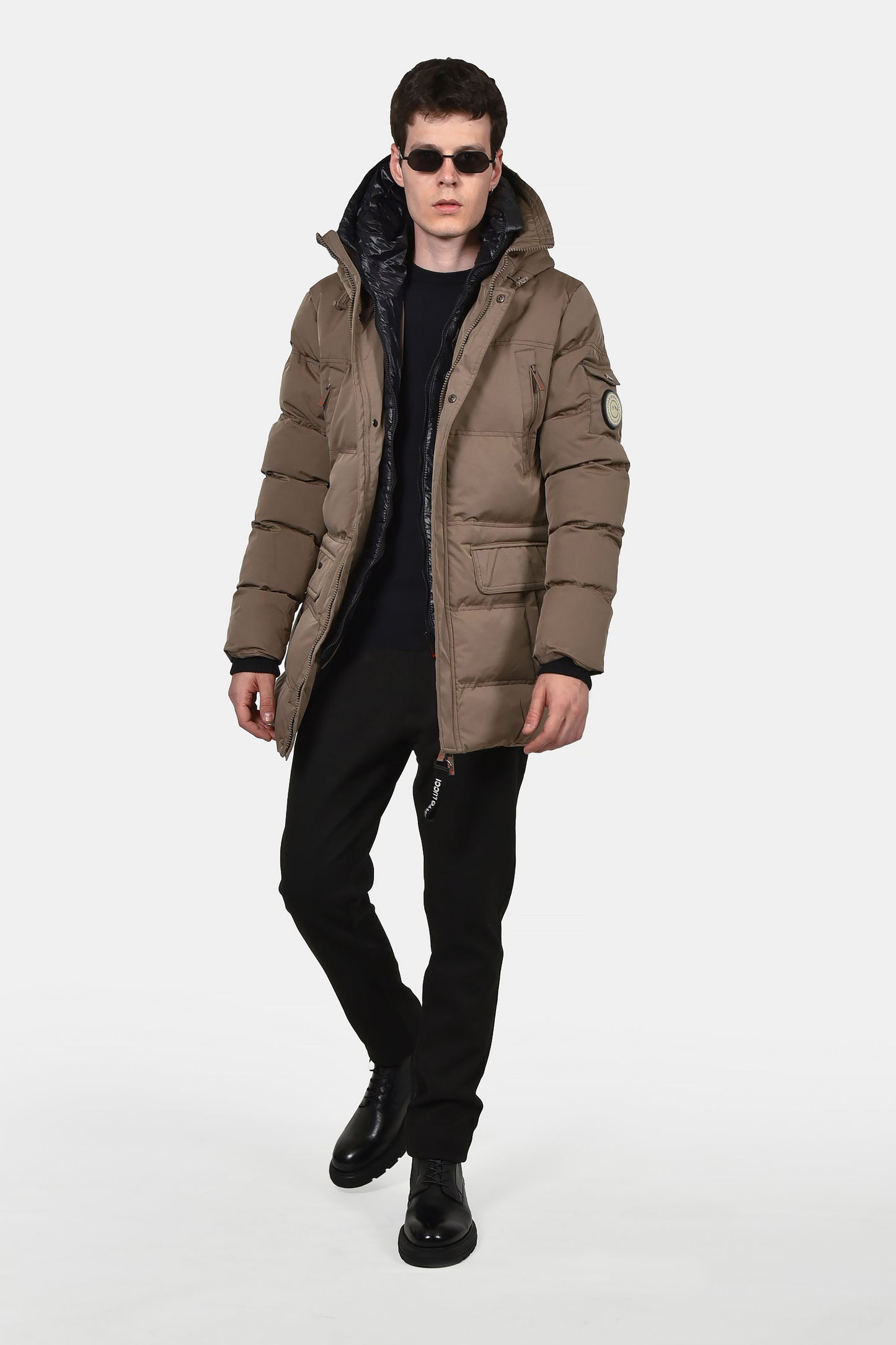 ανδρικό-μακρύ-καπιτονέ-μπουφάν-normal-fit-με-κουκούλα-και-πολλαπλές-τσέπες