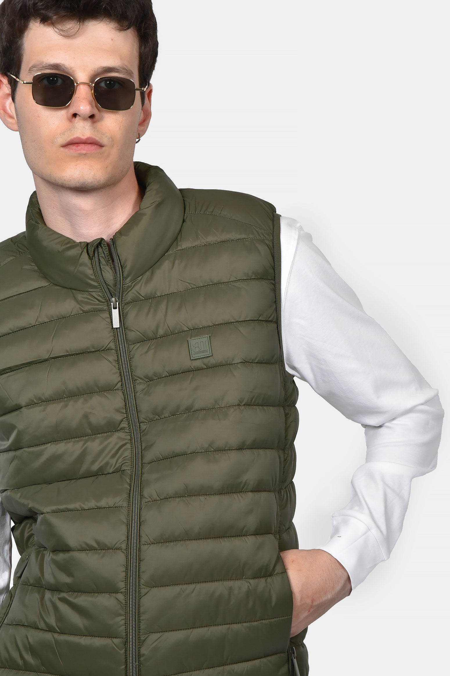 ανδρικό-αμάνικο-καπιτονέ-μπουφάν-normal-fit-με-φερμουάρ