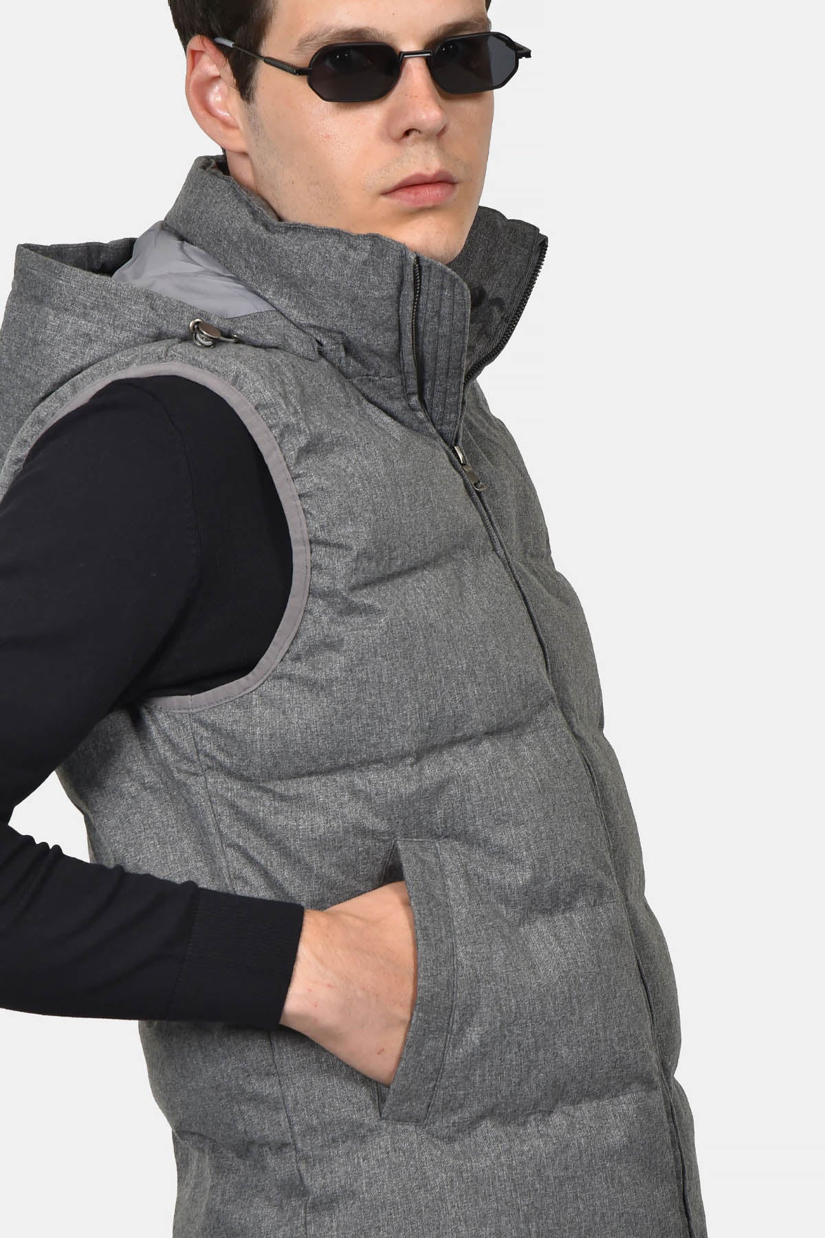 ανδρικό-αμάνικο-καπιτονέ-μπουφάν-normal-fit-με-κουκούλα