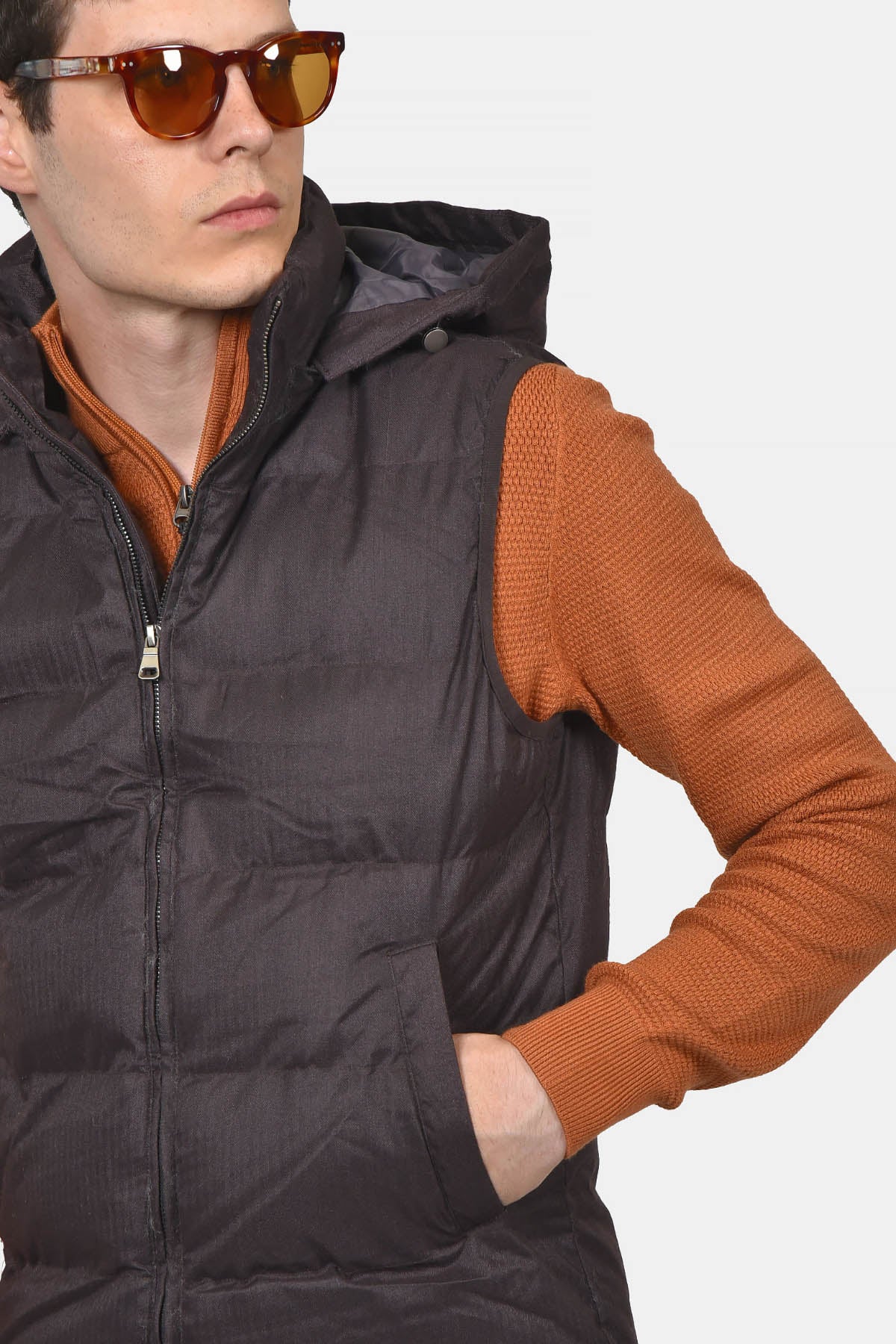 ανδρικό-αμάνικο-καπιτονέ-μπουφάν-normal-fit-με-κουκούλα