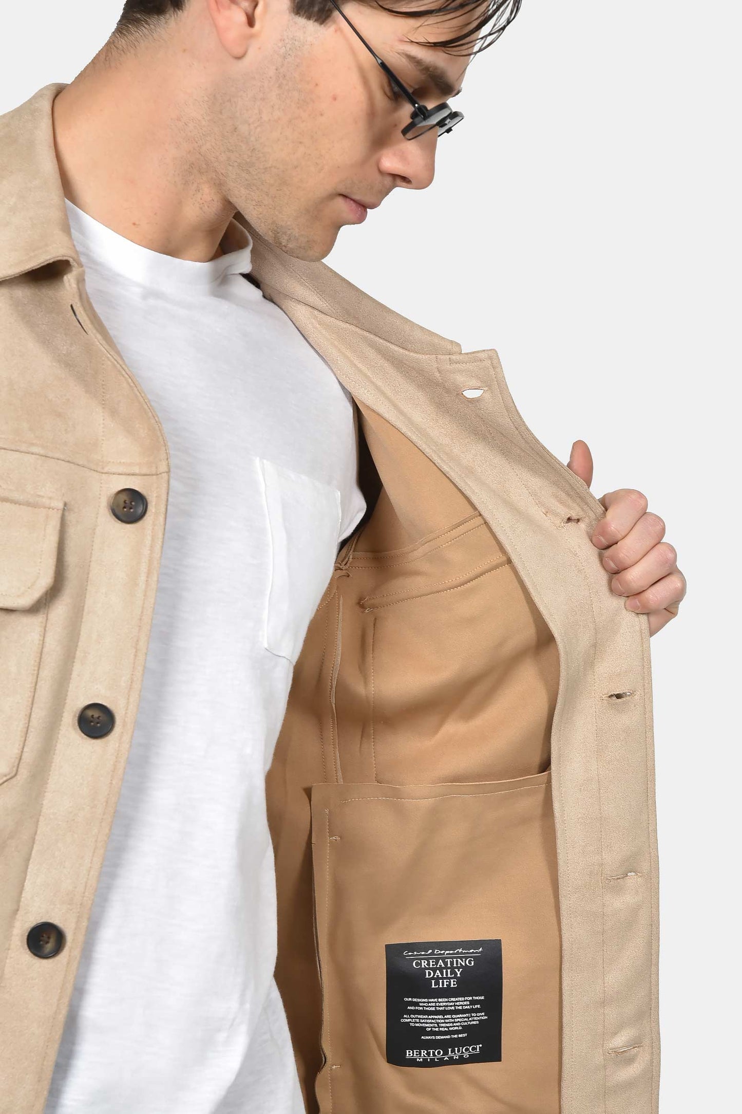 ανδρικό-overshirt-με-suede-υφή-και-τσέπες-στο-πλάι