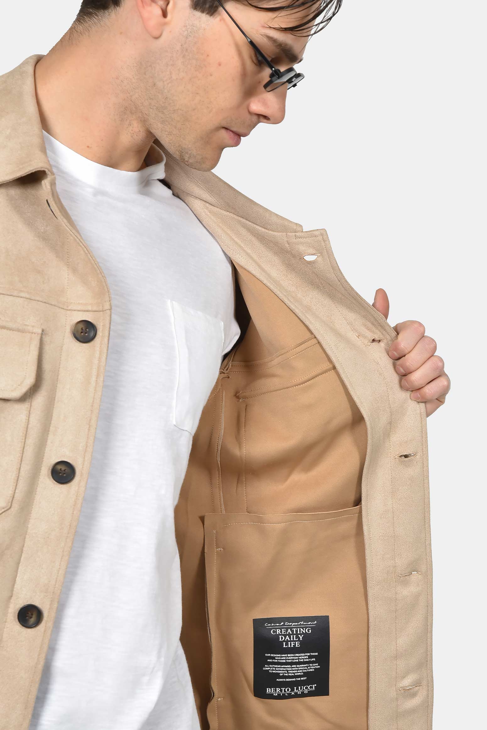 ανδρικό-overshirt-με-suede-υφή-και-τσέπες-στο-πλάι