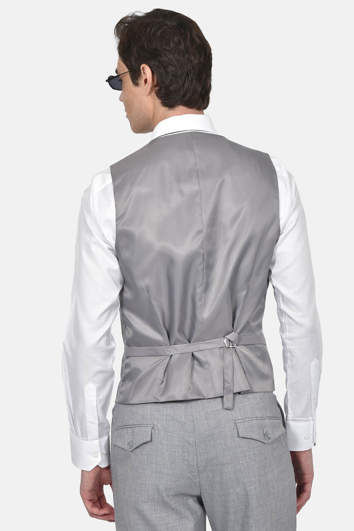 ανδρικό-γιλέκο-slim-fit-με-ζωνάκι-ρύθμισης-στην-πλάτη-&-σατινέ-φινίρισμα-για-επίσημες-εμφανίσεις
