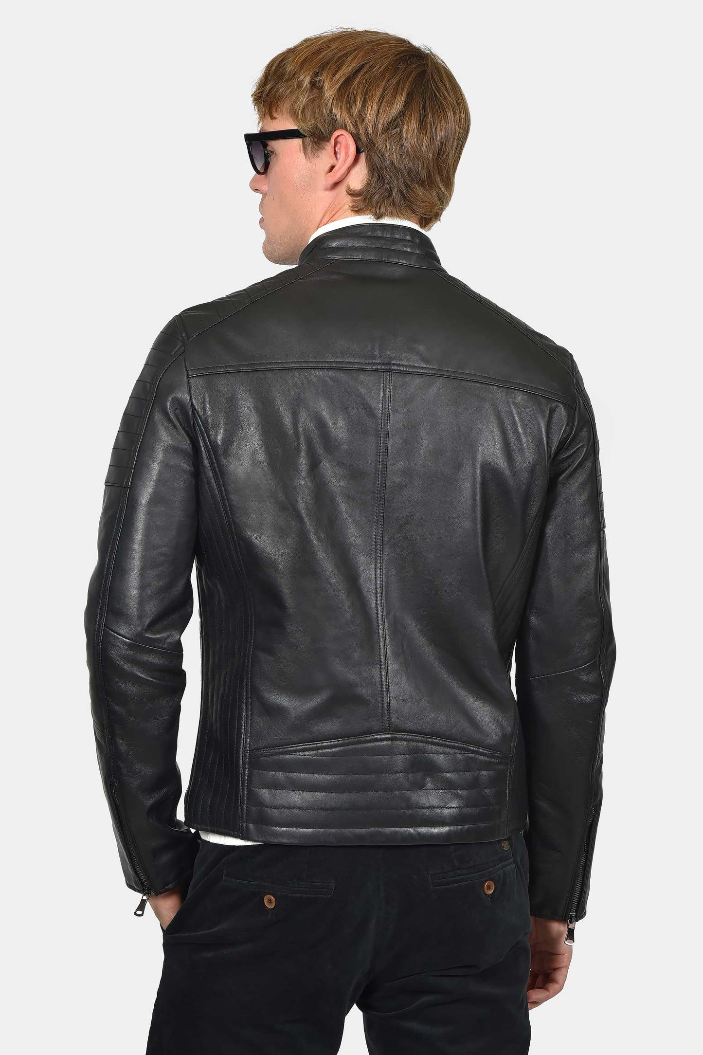 ανδρικό-δερμάτινο-μπουφάν-με-φερμουάρ-στις-τσέπες