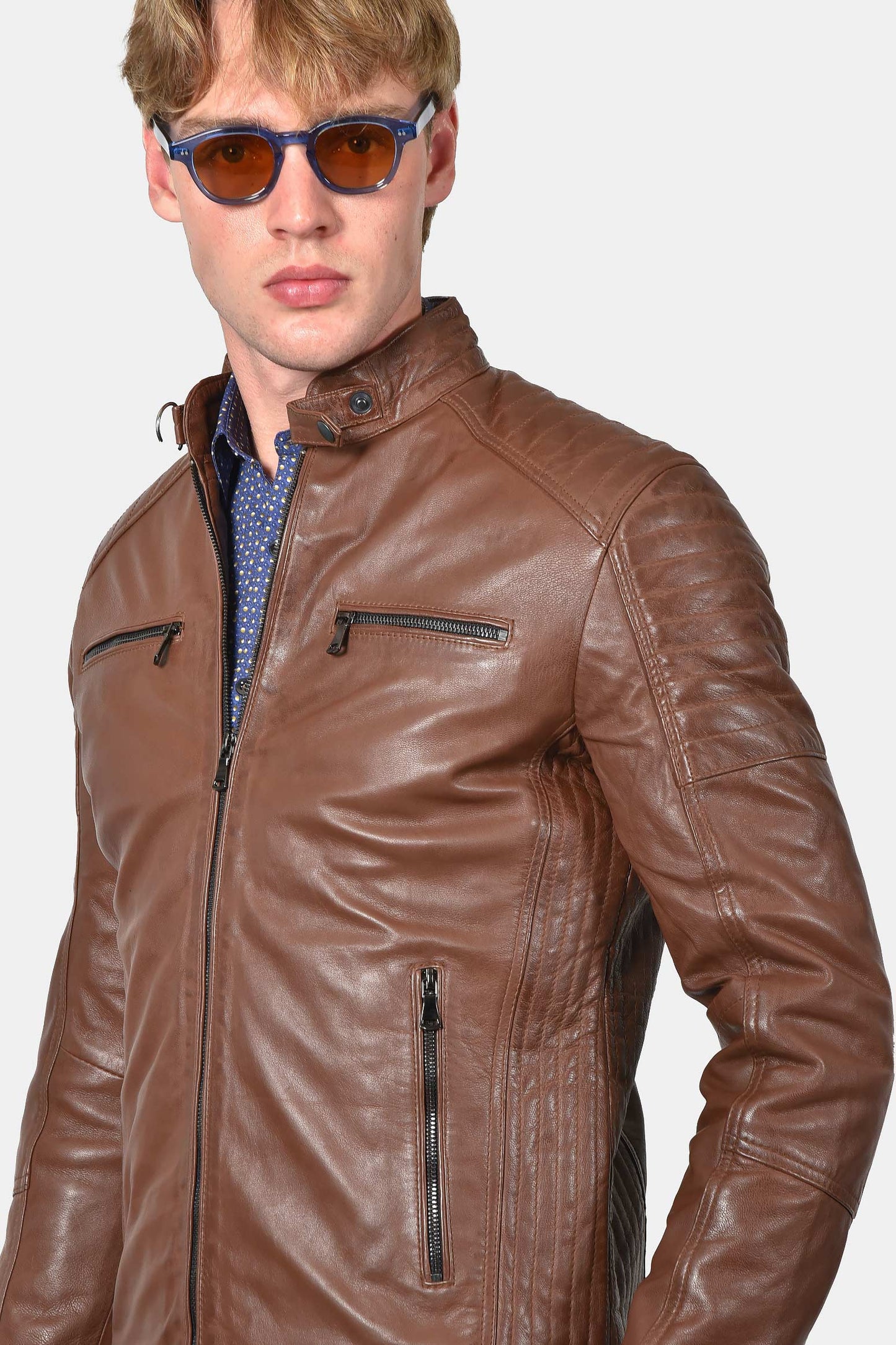 ανδρικό-δερμάτινο-μπουφάν-με-φερμουάρ-στις-τσέπες