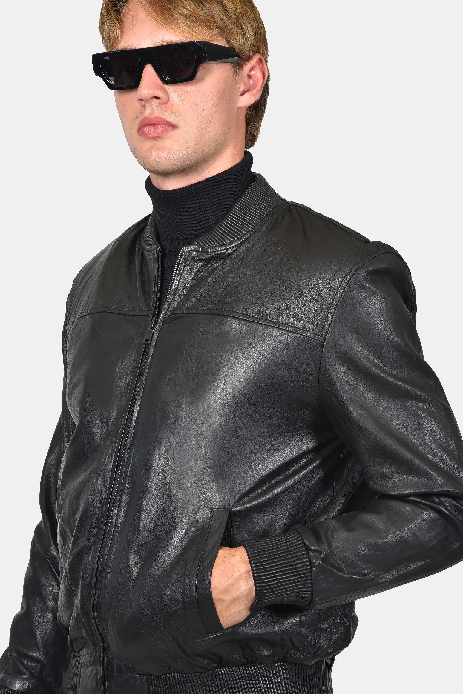 ανδρικό-μαύρο-δερμάτινο-μπουφάν