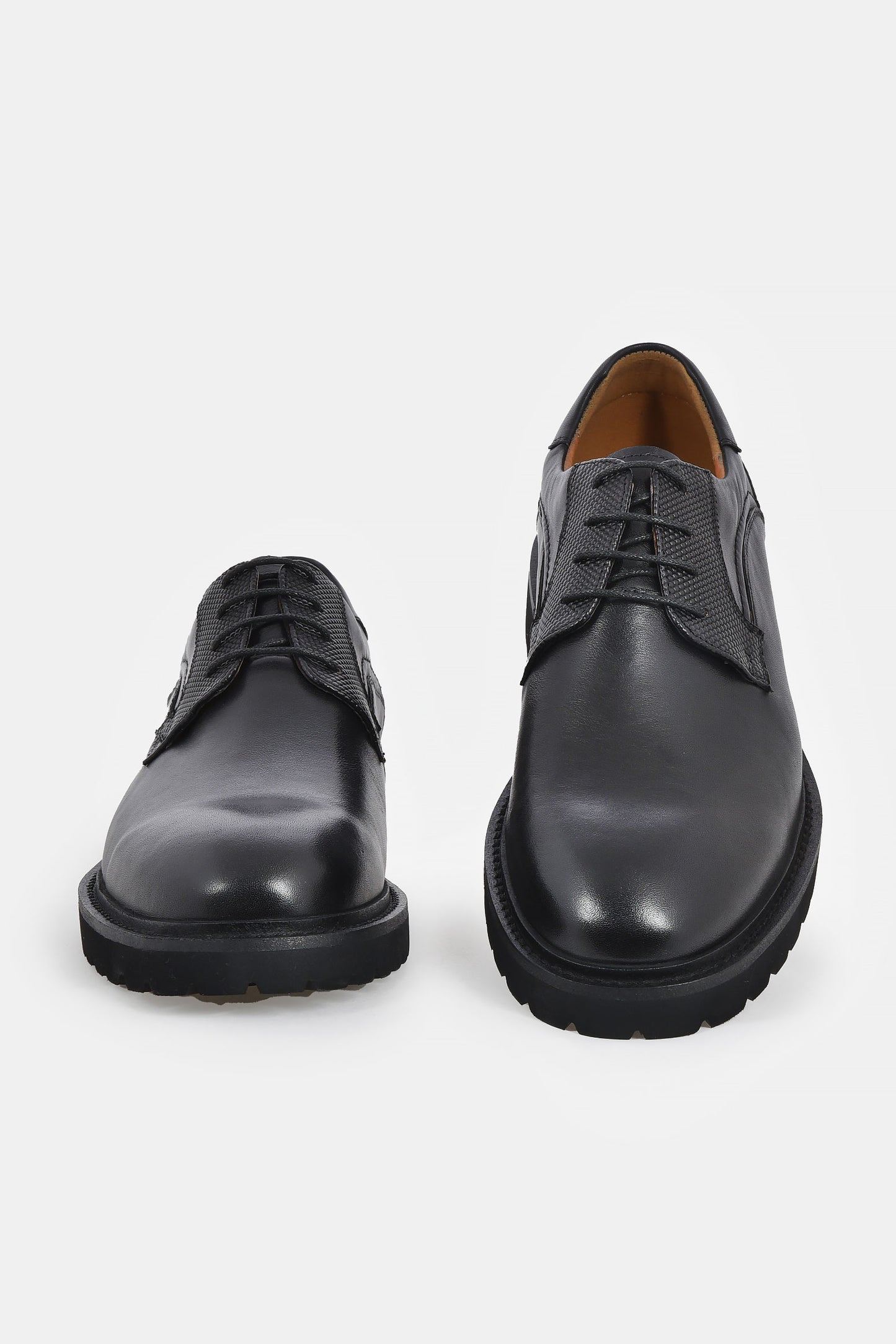 ανδρικό-δερμάτινο-παπούτσι-derby-με-ανάγλυφες-λεπτομέρειες