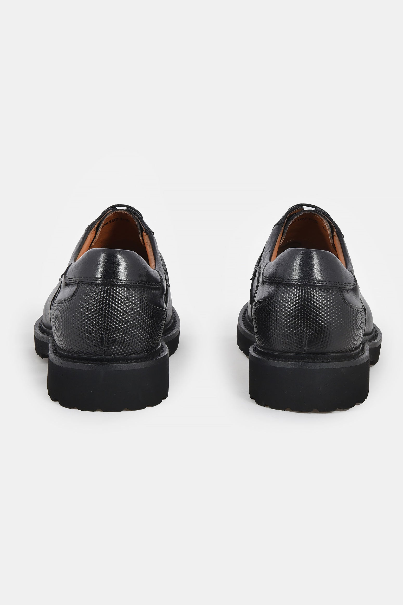 ανδρικό-δερμάτινο-παπούτσι-derby-με-ανάγλυφες-λεπτομέρειες