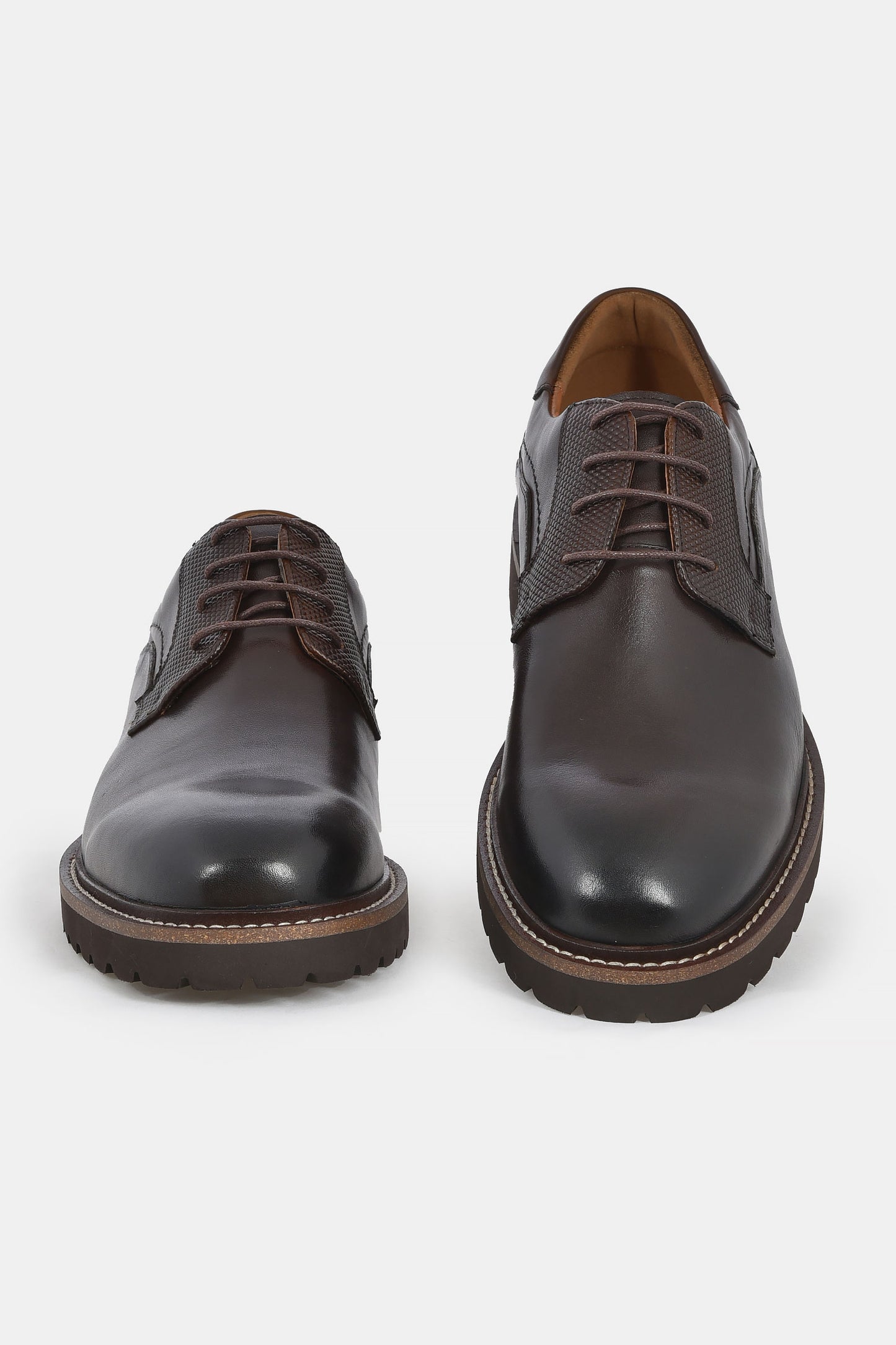 ανδρικό-δερμάτινο-παπούτσι-derby-με-ανάγλυφες-λεπτομέρειες