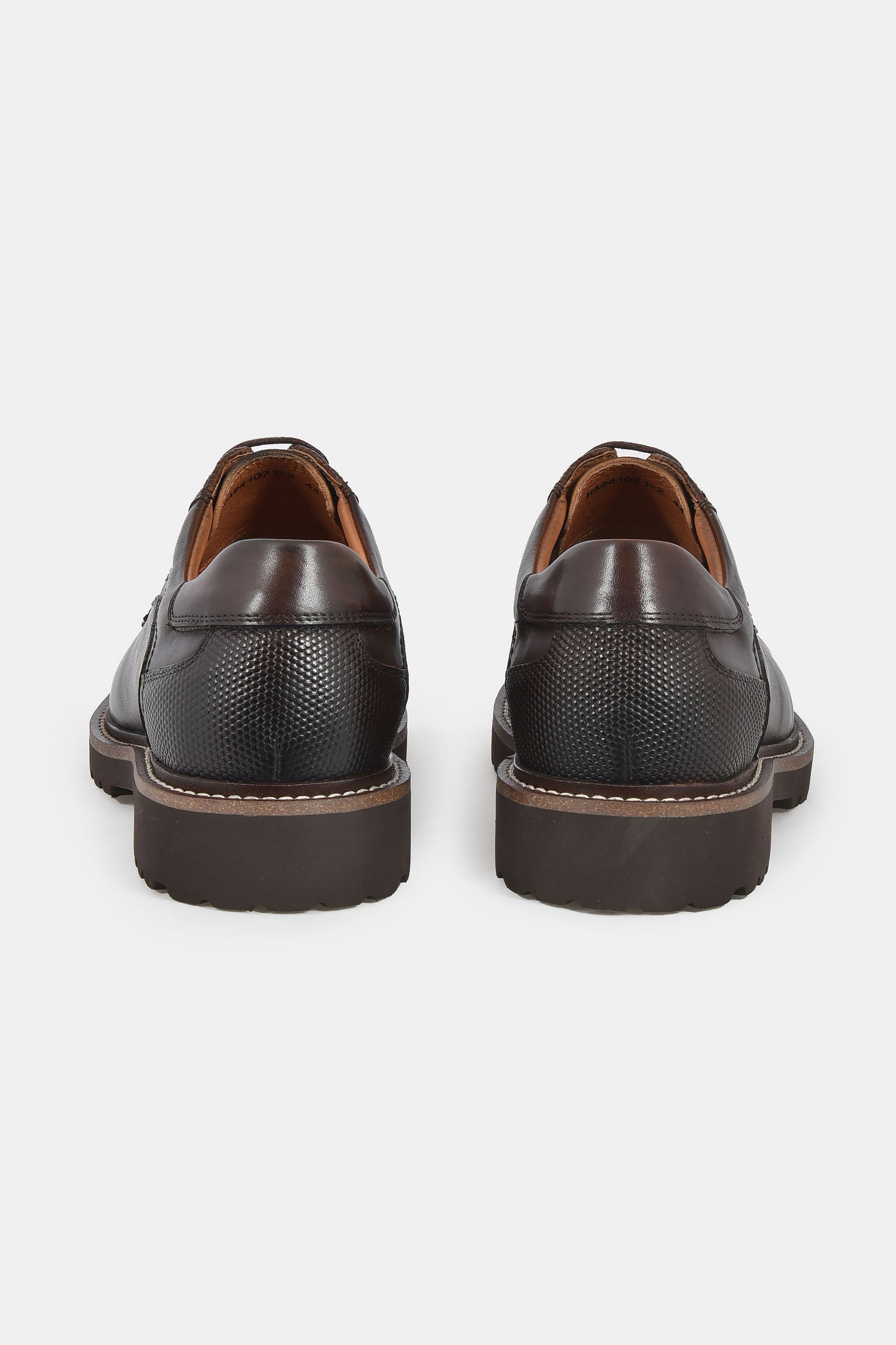 ανδρικό-δερμάτινο-παπούτσι-derby-με-ανάγλυφες-λεπτομέρειες