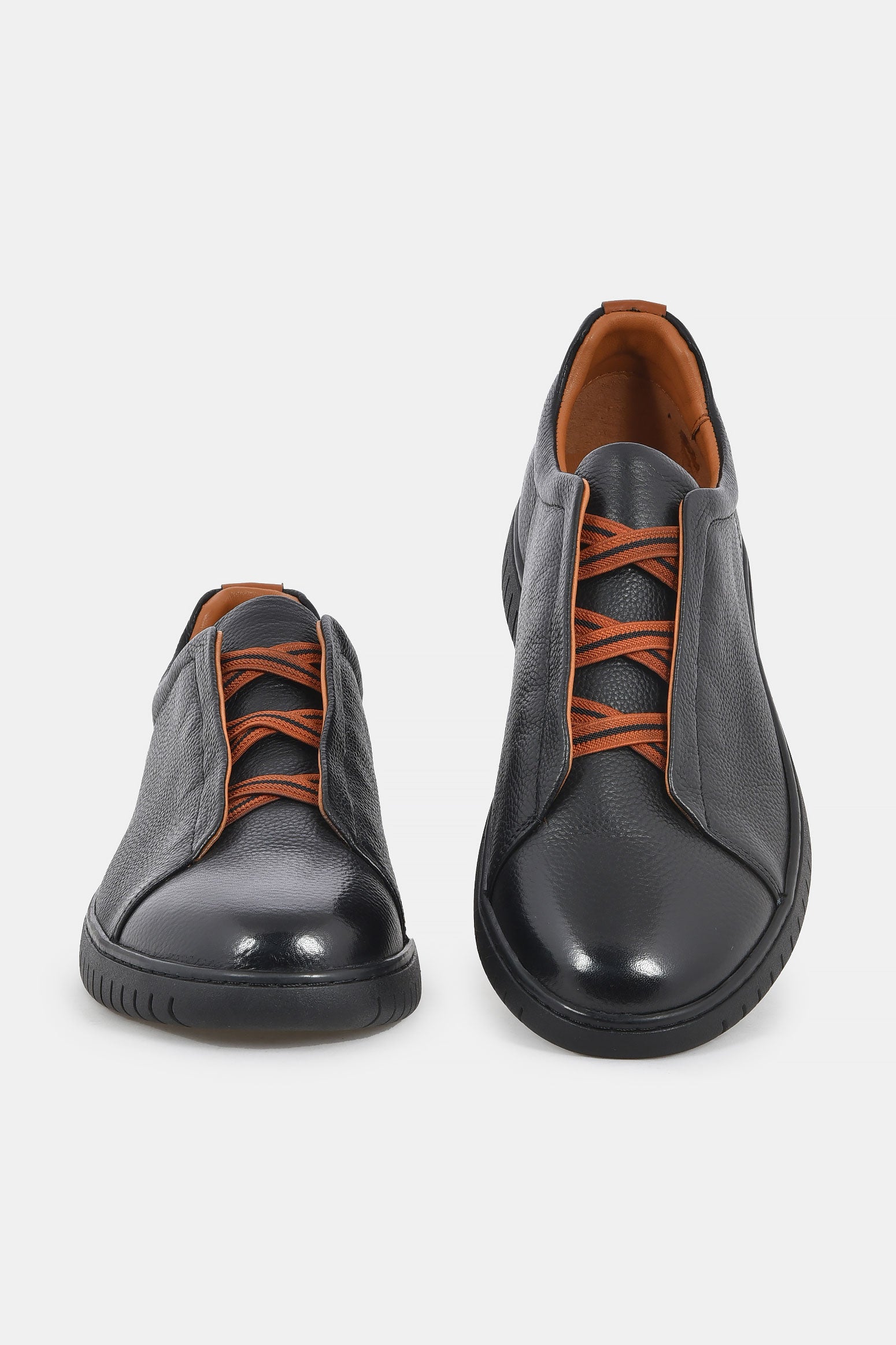 ανδρικό-δερμάτινο-sneaker-με-ελαστικά-κορδόνια-και-minimal-σχεδιασμό