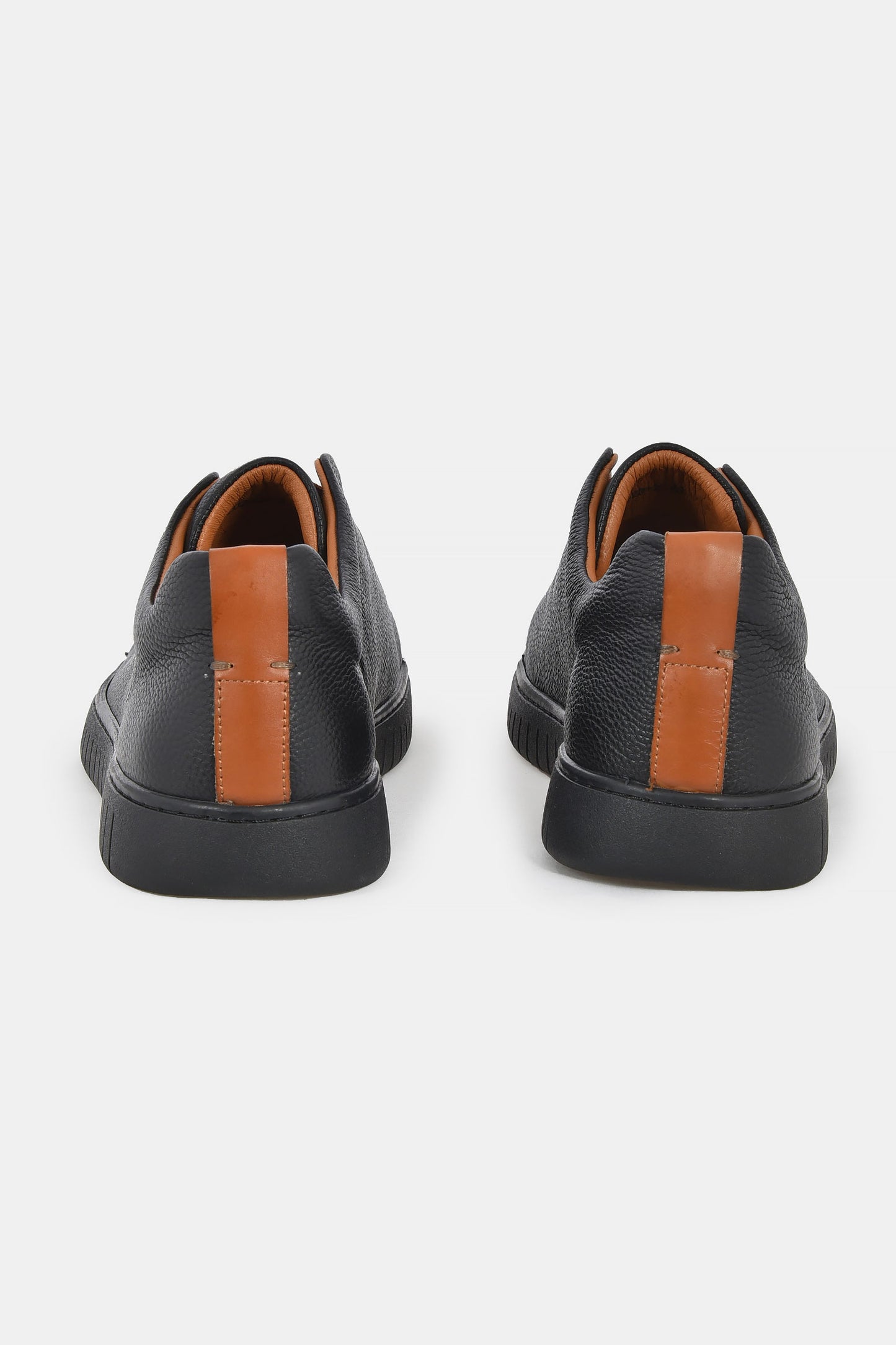 ανδρικό-δερμάτινο-sneaker-με-ελαστικά-κορδόνια-και-minimal-σχεδιασμό