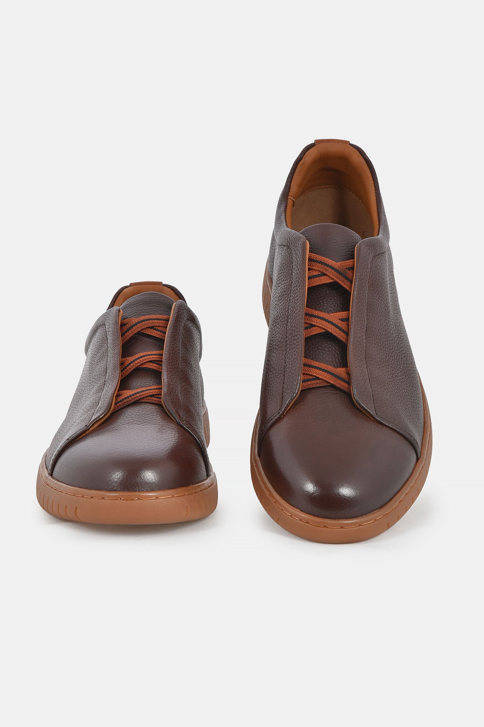 ανδρικό-δερμάτινο-sneaker-με-ελαστικά-κορδόνια-και-minimal-σχεδιασμό