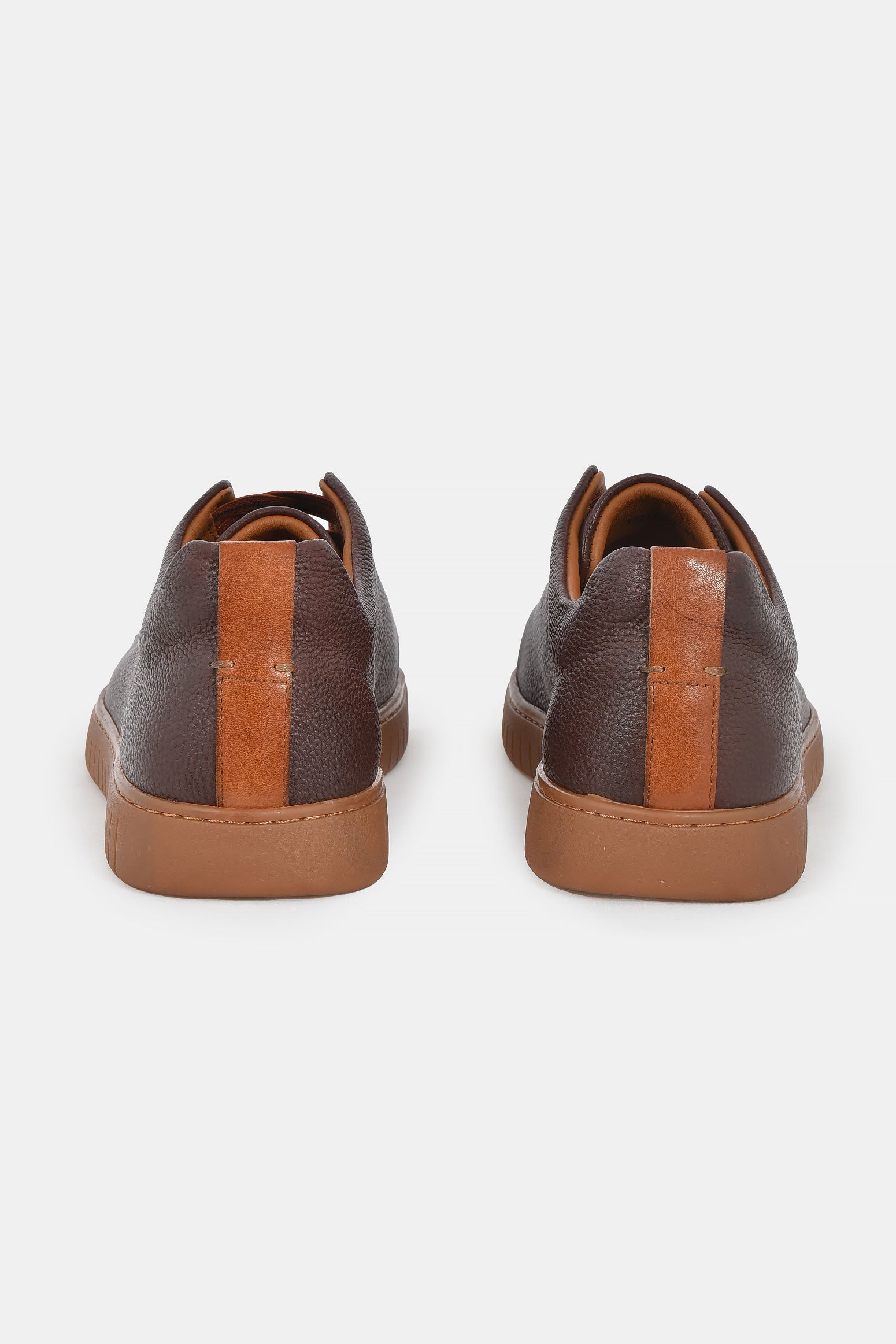 ανδρικό-δερμάτινο-sneaker-με-ελαστικά-κορδόνια-και-minimal-σχεδιασμό