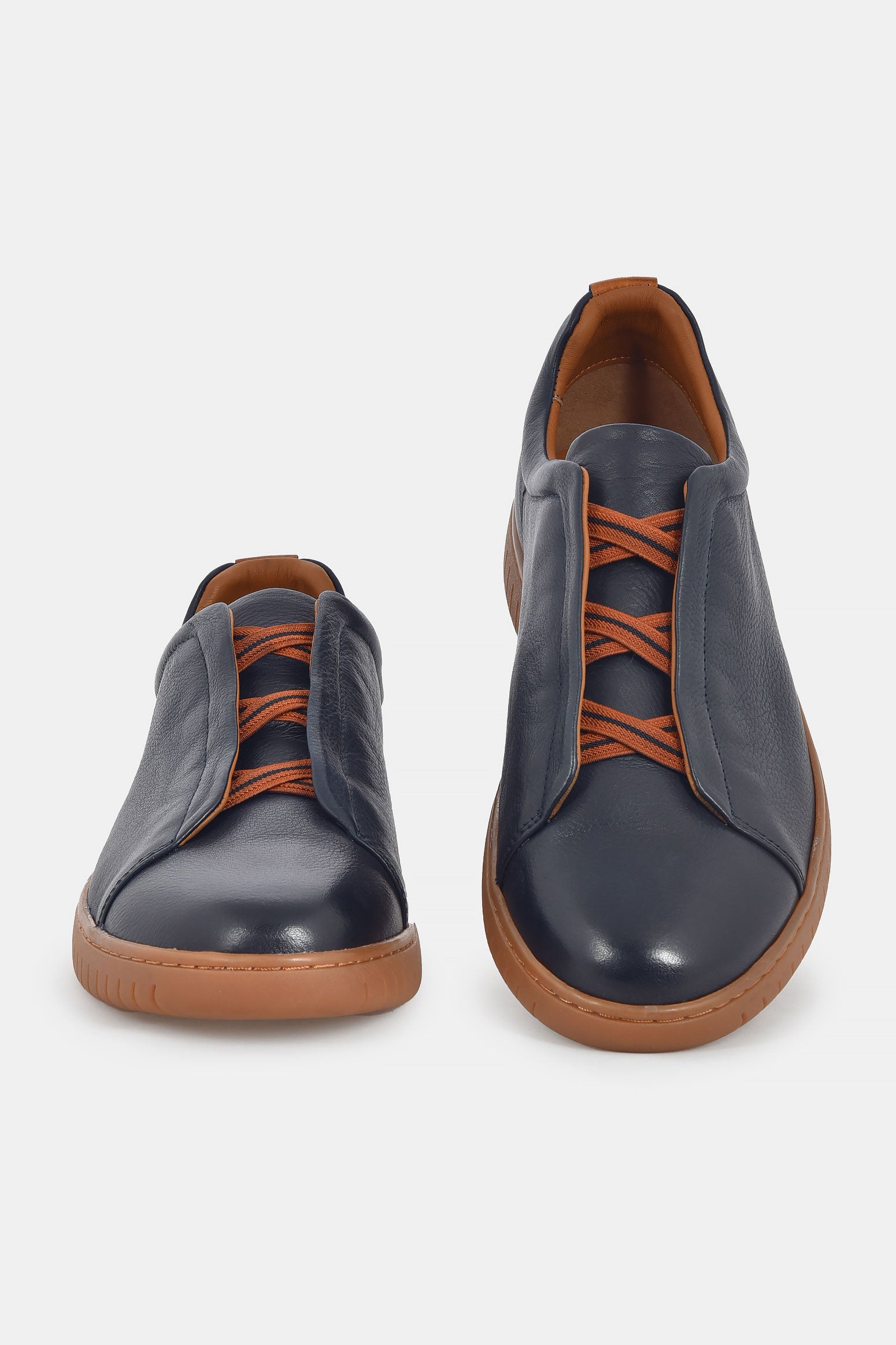 ανδρικό-δερμάτινο-sneaker-με-ελαστικά-κορδόνια-και-minimal-σχεδιασμό