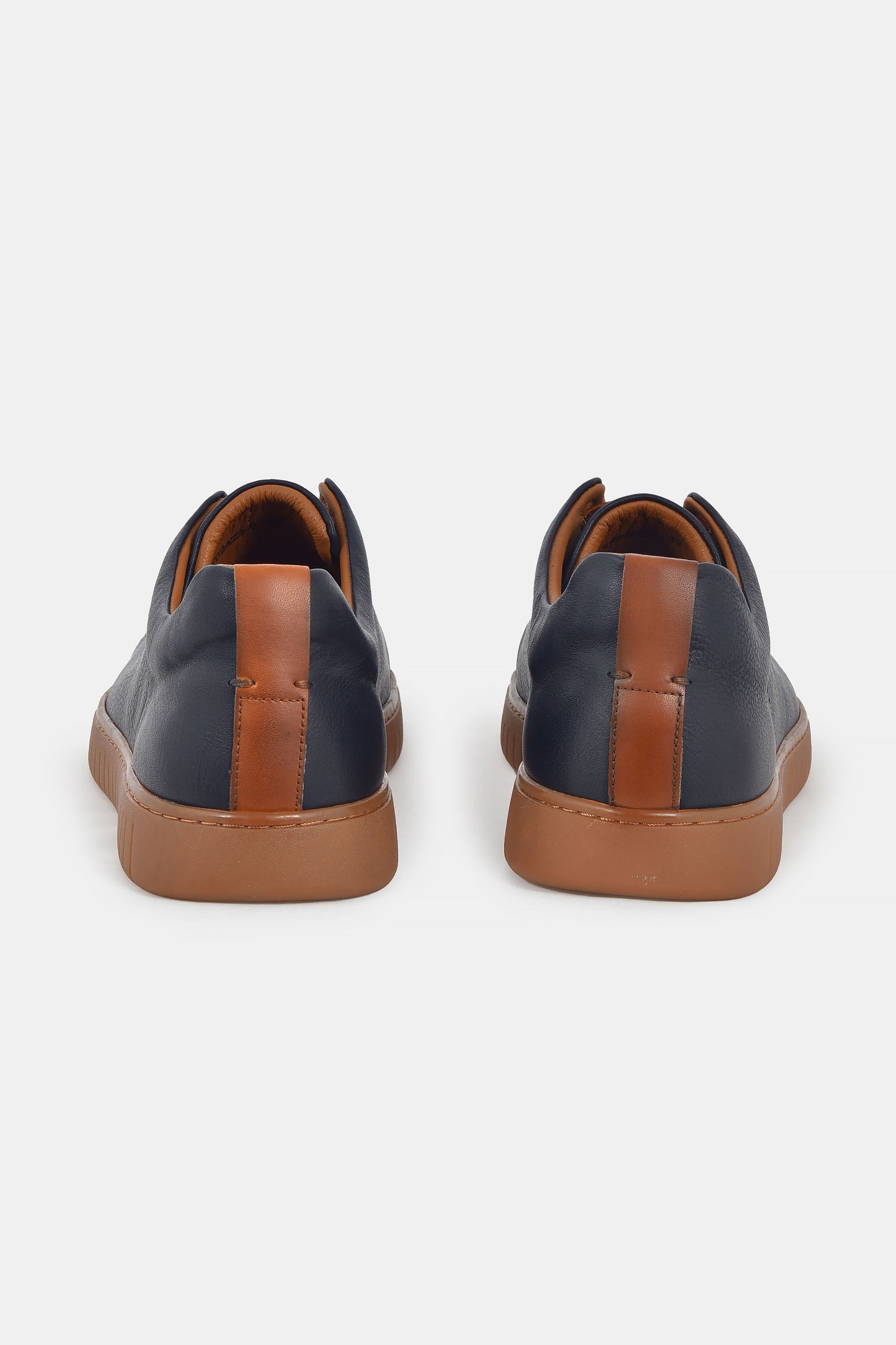 ανδρικό-δερμάτινο-sneaker-με-ελαστικά-κορδόνια-και-minimal-σχεδιασμό