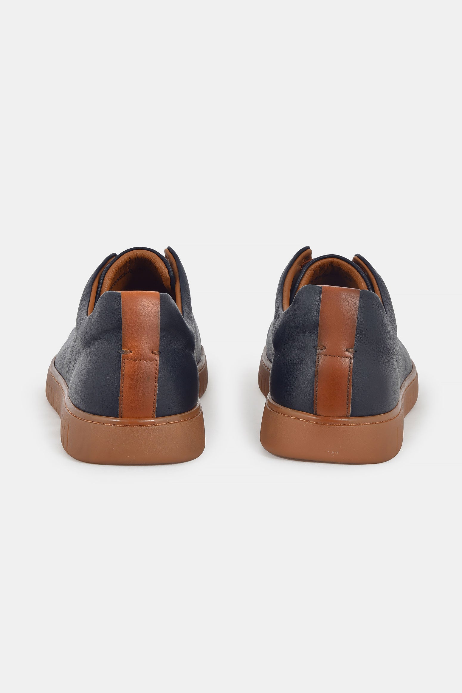 ανδρικό-δερμάτινο-sneaker-με-ελαστικά-κορδόνια-και-minimal-σχεδιασμό