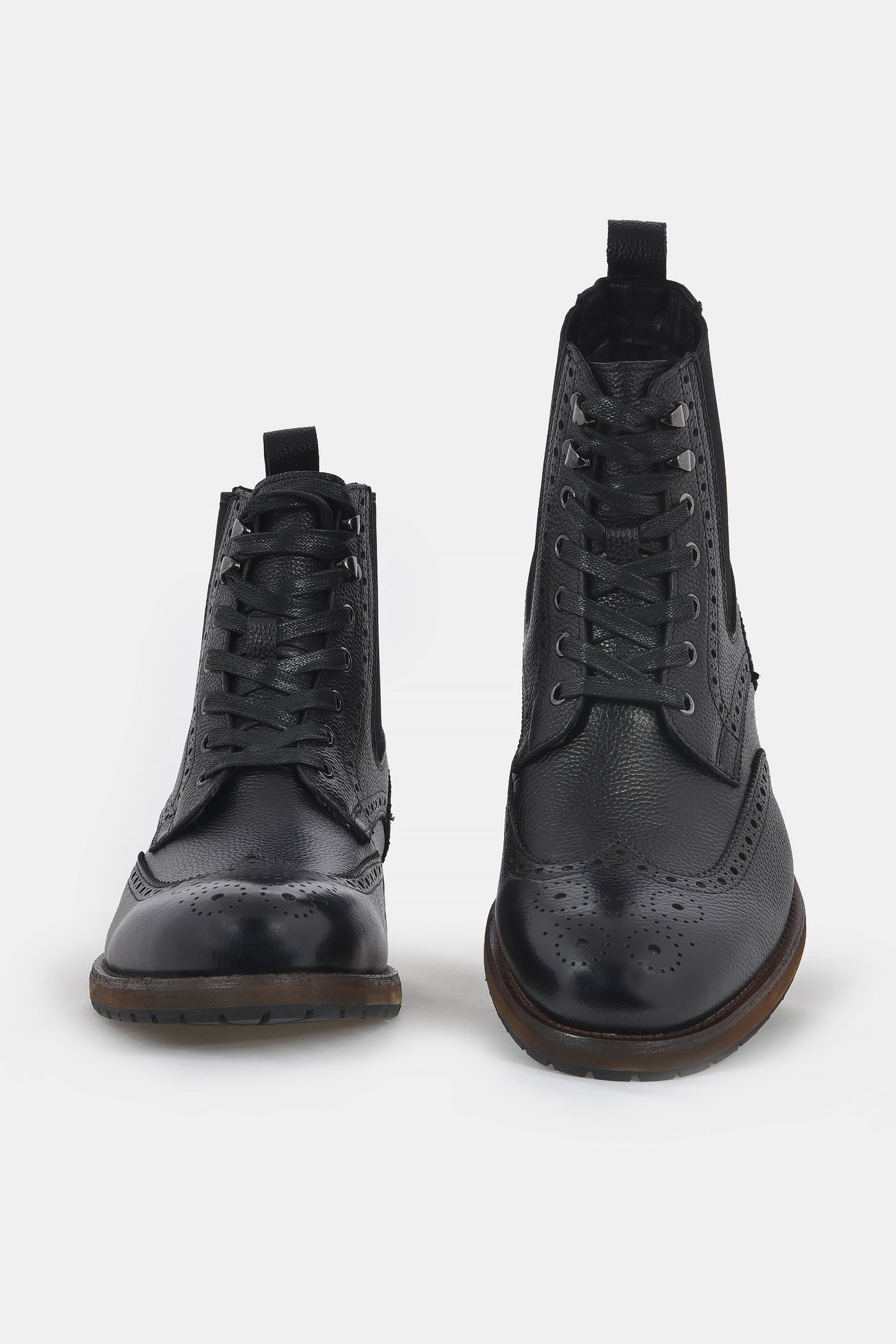 ανδρικά-δερμάτινα-μποτάκια-με-διακοσμητικές-ραφές-και-brogue-λεπτομέρειες