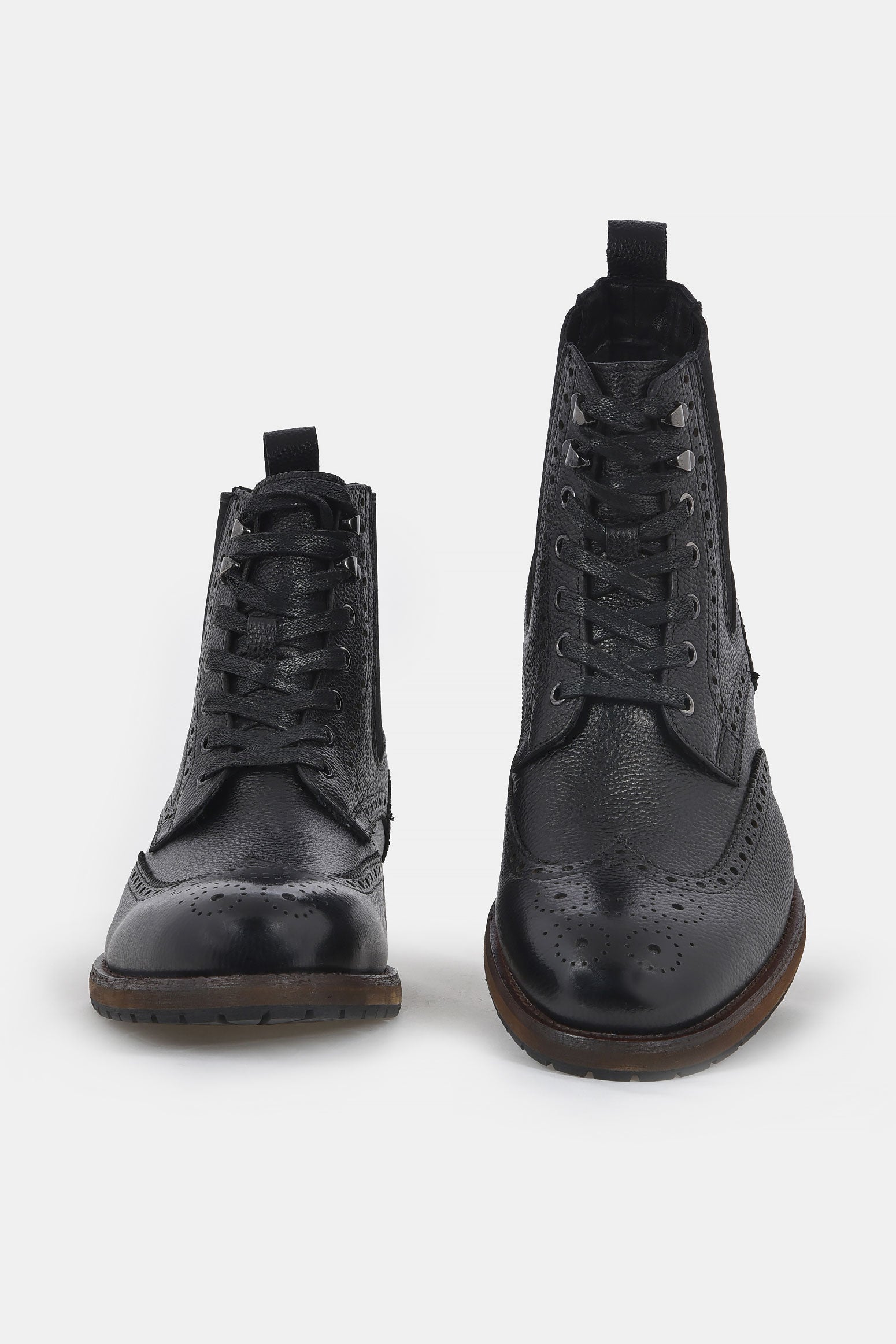 ανδρικά-δερμάτινα-μποτάκια-με-διακοσμητικές-ραφές-και-brogue-λεπτομέρειες