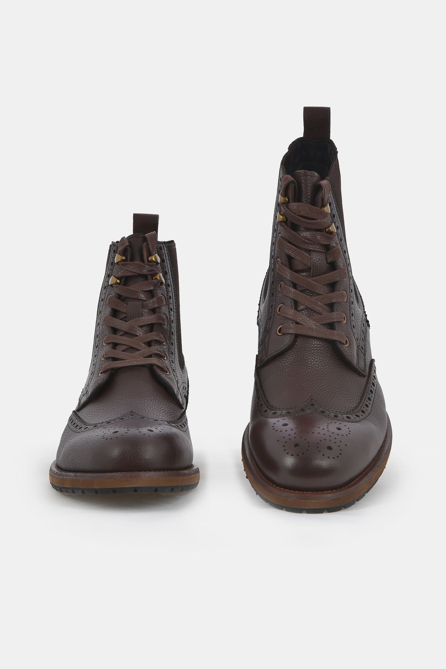 ανδρικά-δερμάτινα-μποτάκια-με-διακοσμητικές-ραφές-και-brogue-λεπτομέρειες