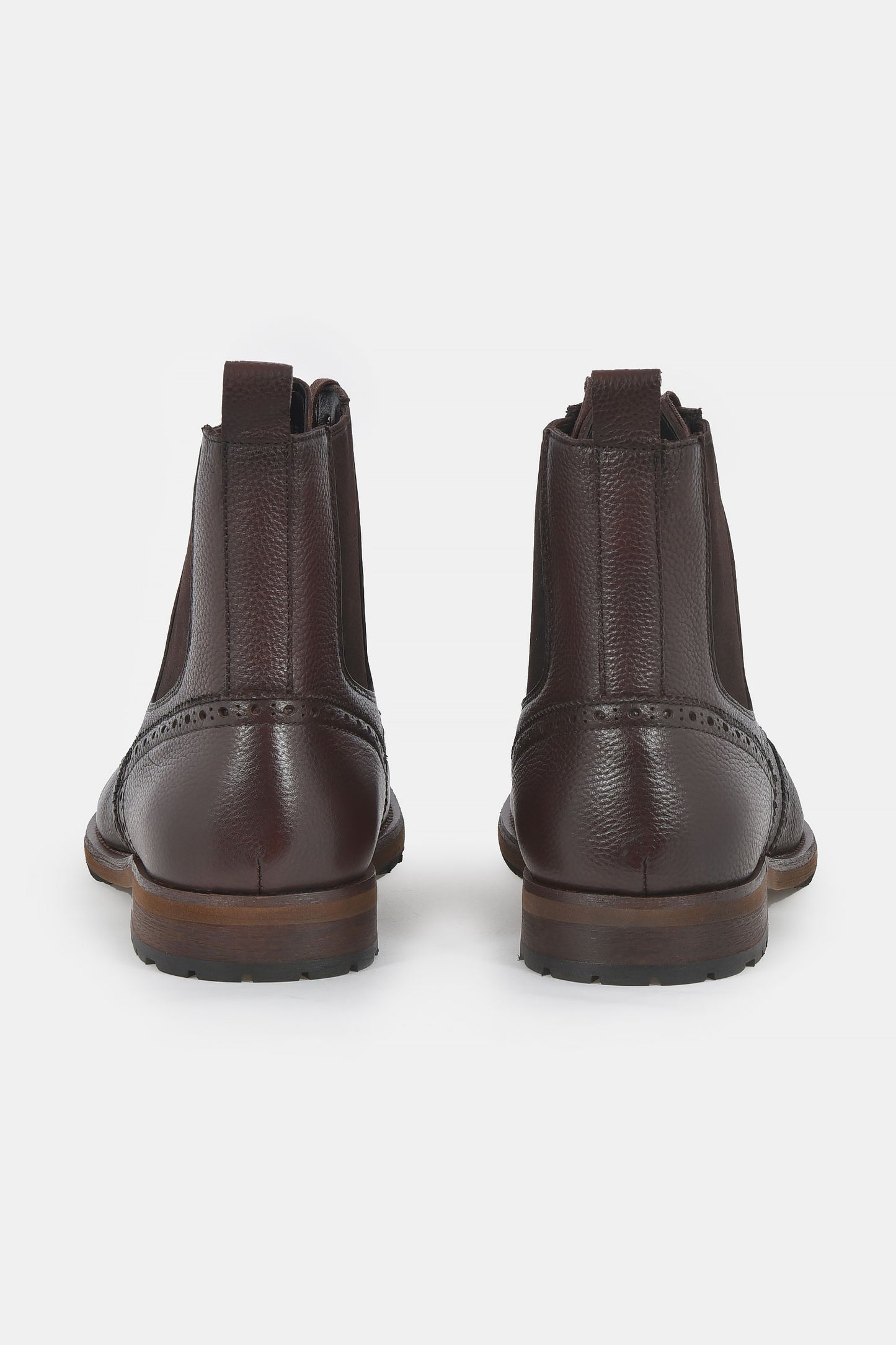 ανδρικά-δερμάτινα-μποτάκια-με-διακοσμητικές-ραφές-και-brogue-λεπτομέρειες