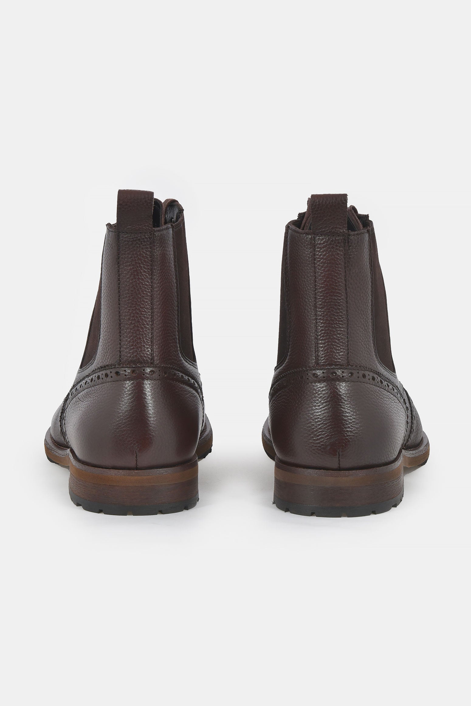 ανδρικά-δερμάτινα-μποτάκια-με-διακοσμητικές-ραφές-και-brogue-λεπτομέρειες