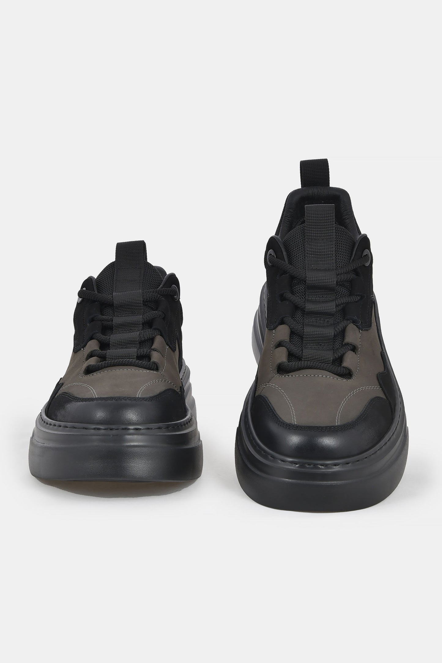 ανδρικό-δερμάτινο-sneaker-με-χοντρή-σόλα-και-διχρωμία