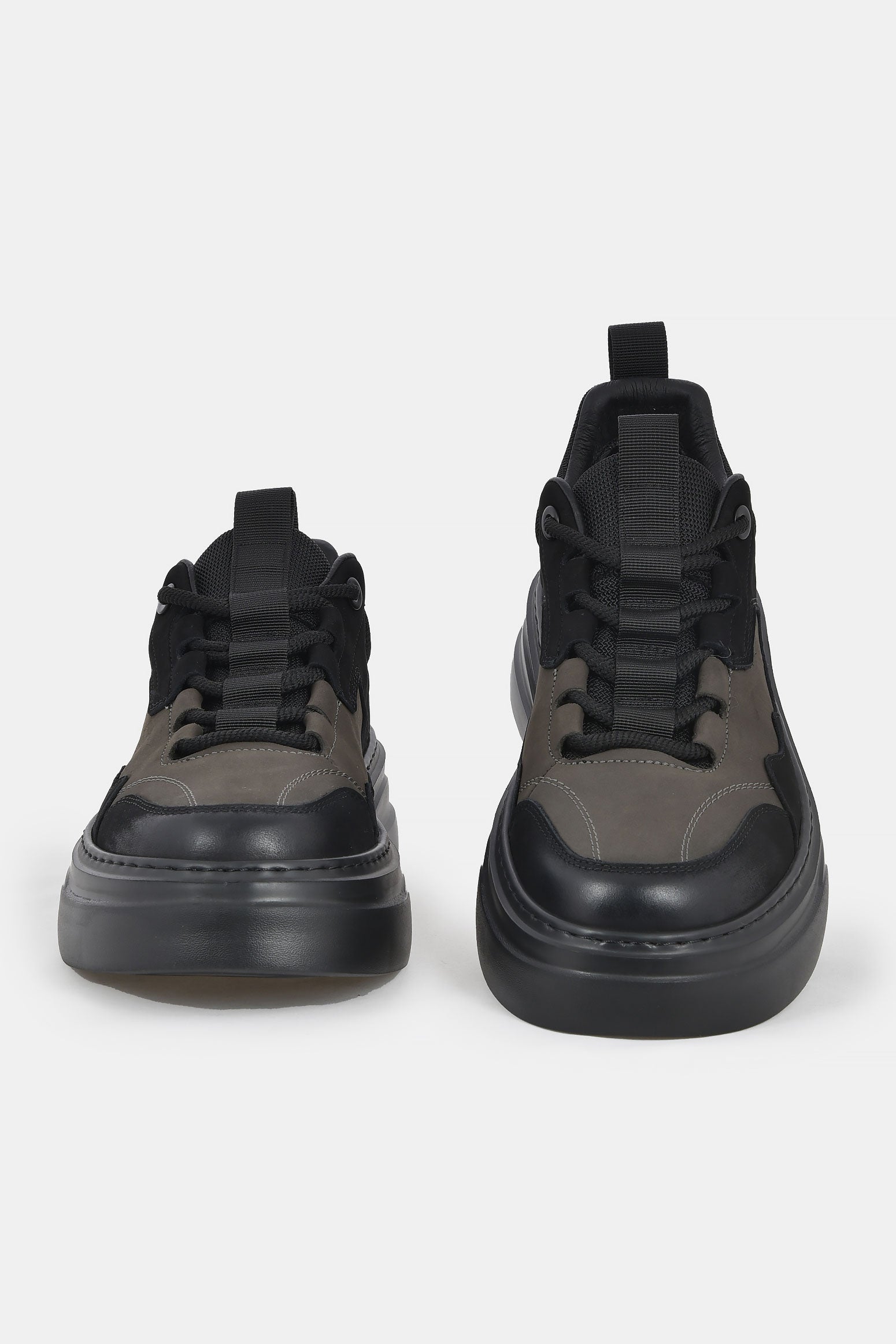 ανδρικό-δερμάτινο-sneaker-με-χοντρή-σόλα-και-διχρωμία