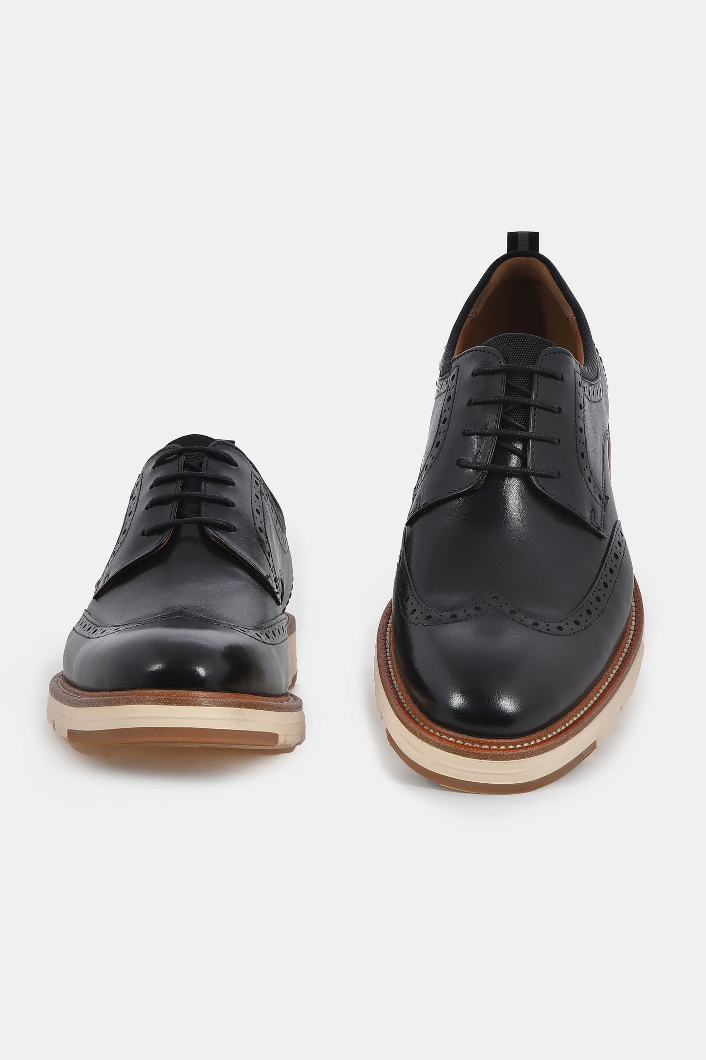 ανδρικό-δερμάτινο-παπούτσι-derby-με-διακριτικά-σχέδια-και-λευκή-σόλα