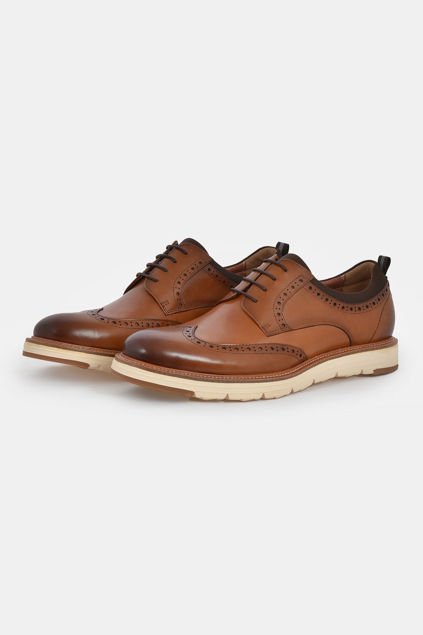 ανδρικό-δερμάτινο-παπούτσι-derby-με-διακριτικά-σχέδια-και-λευκή-σόλα