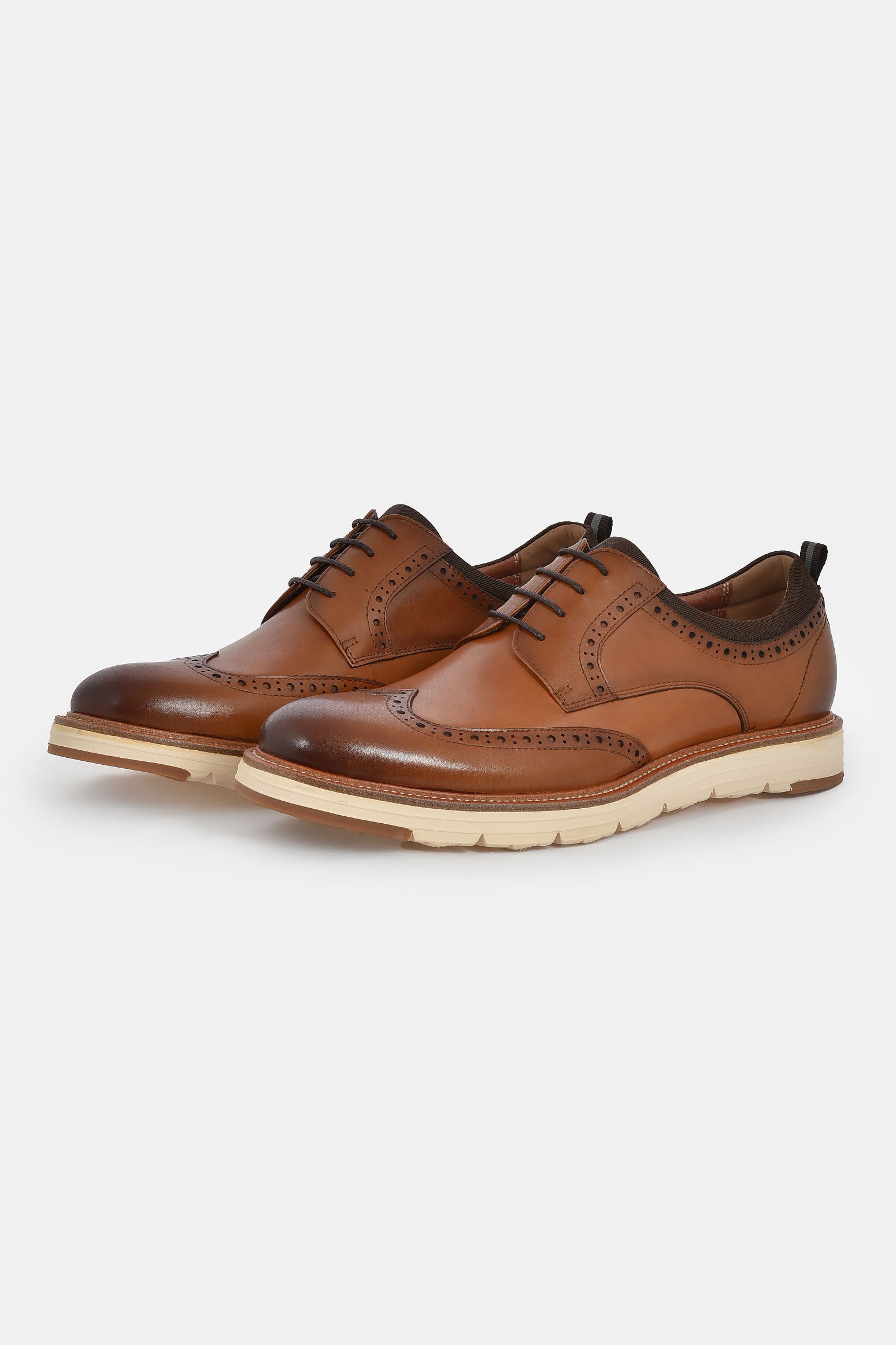 ανδρικό-δερμάτινο-παπούτσι-derby-με-διακριτικά-σχέδια-και-λευκή-σόλα