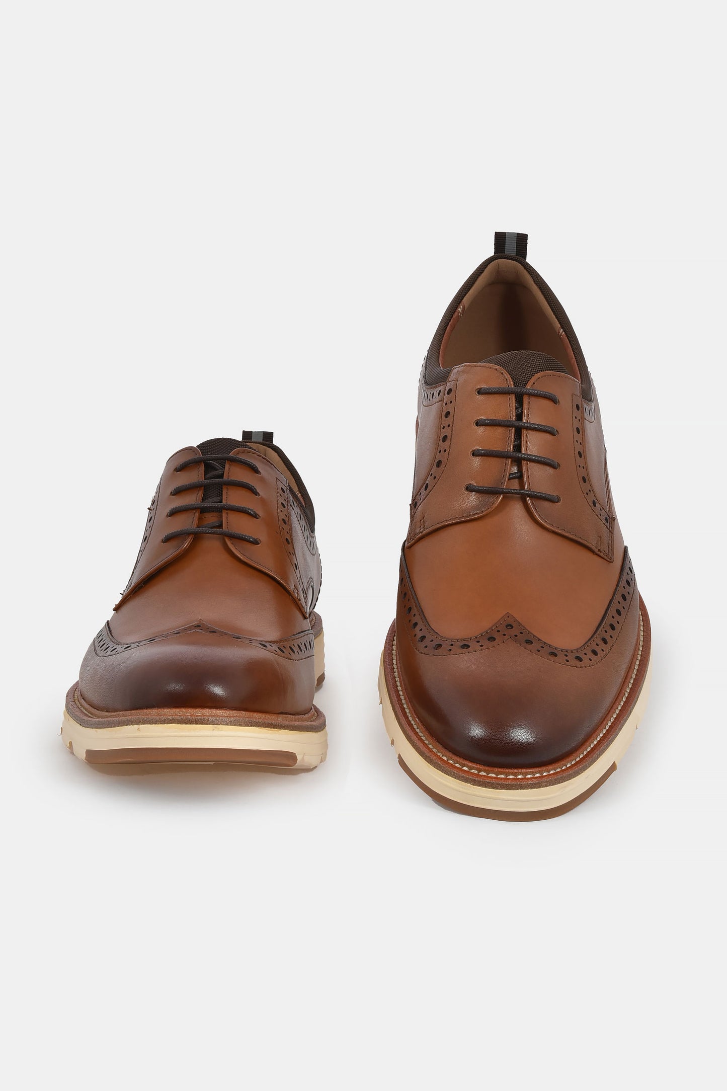 ανδρικό-δερμάτινο-παπούτσι-derby-με-διακριτικά-σχέδια-και-λευκή-σόλα