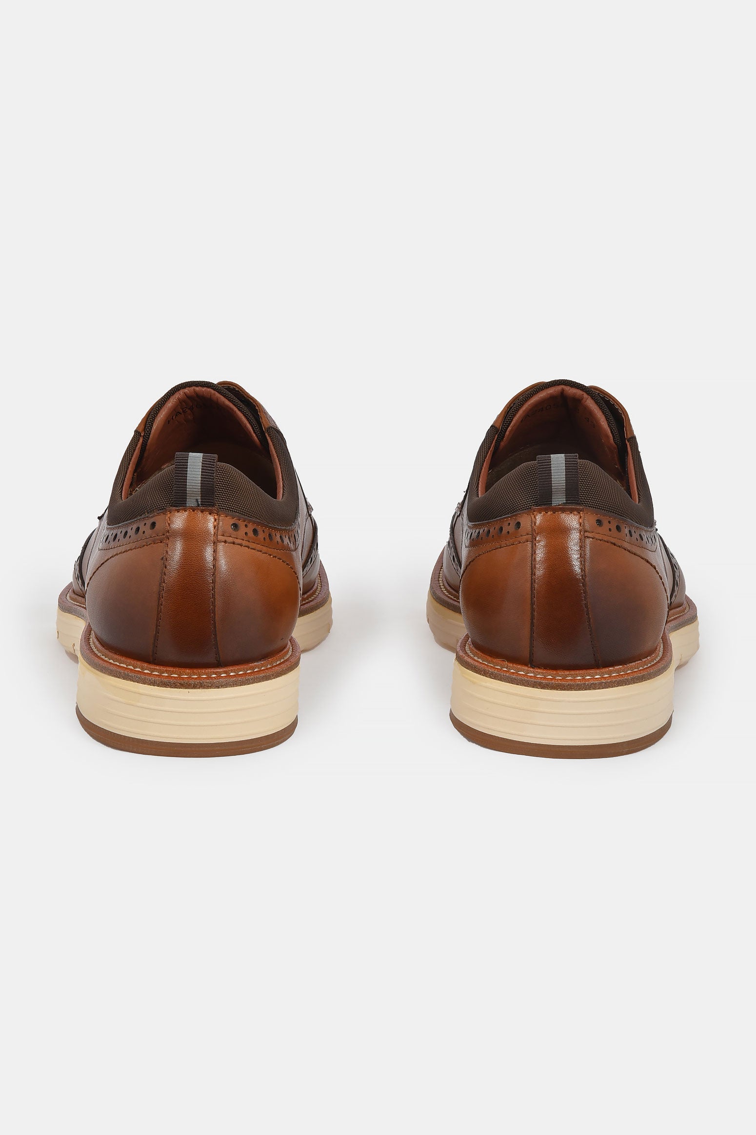 ανδρικό-δερμάτινο-παπούτσι-derby-με-διακριτικά-σχέδια-και-λευκή-σόλα